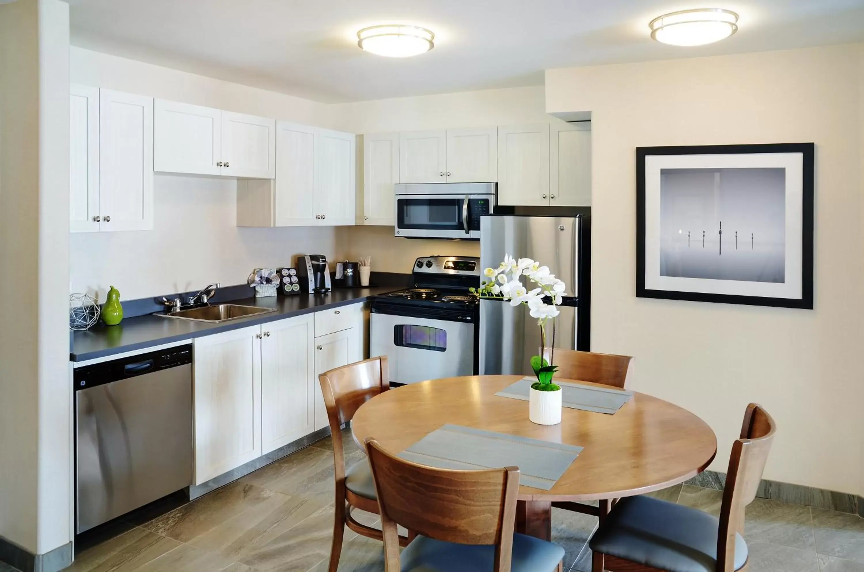 Dining area, Kitchen/Kitchenette in Pomeroy Inn and Suites Vermilion