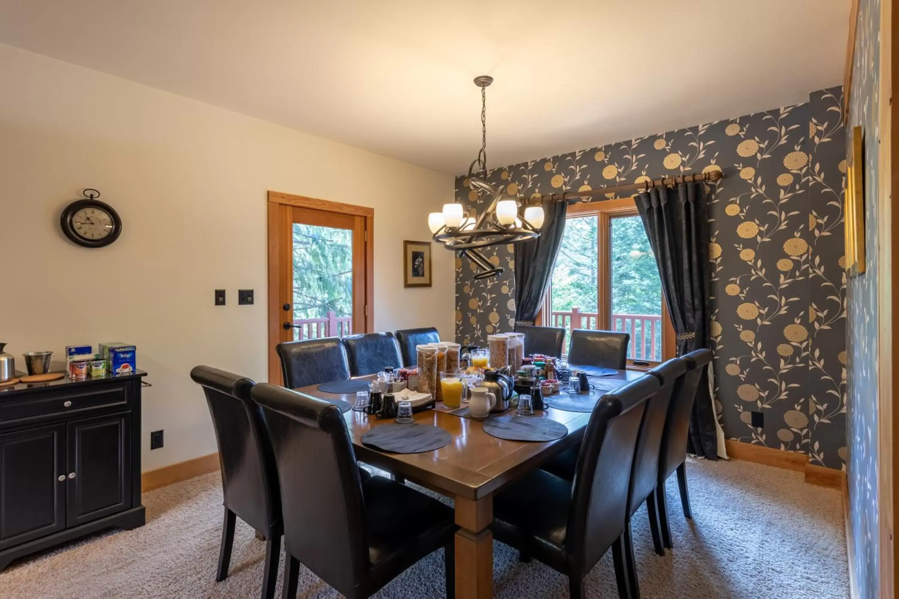 Breakfast, Dining Area in Canyon Ridge Lodge