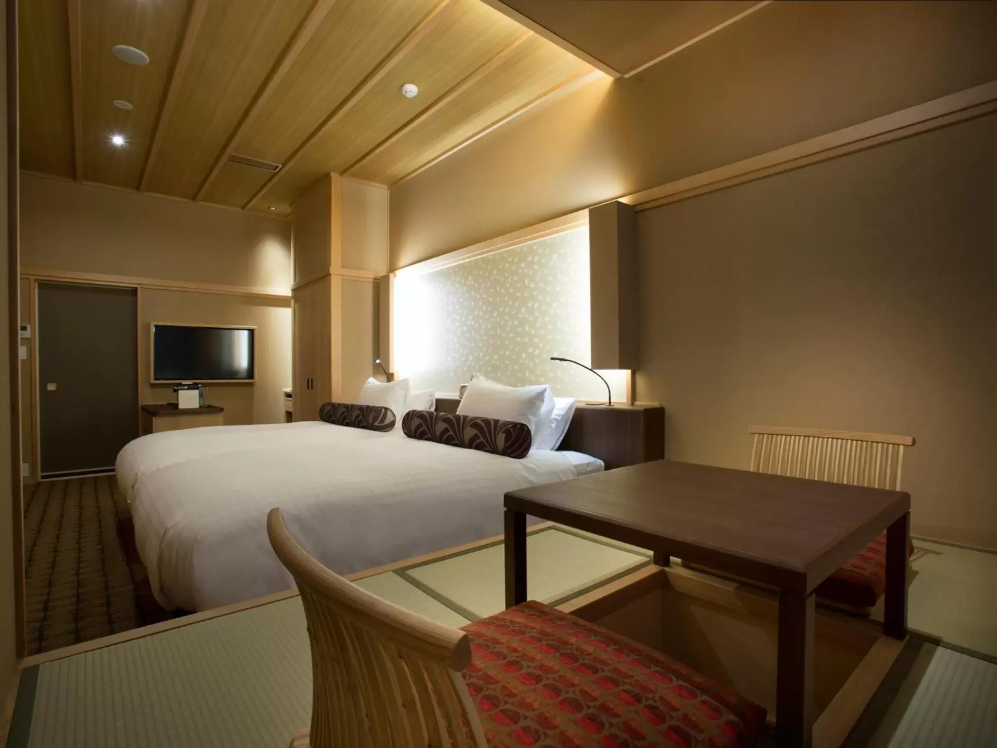 Photo of the whole room, Bed in Saka Hotel Kyoto