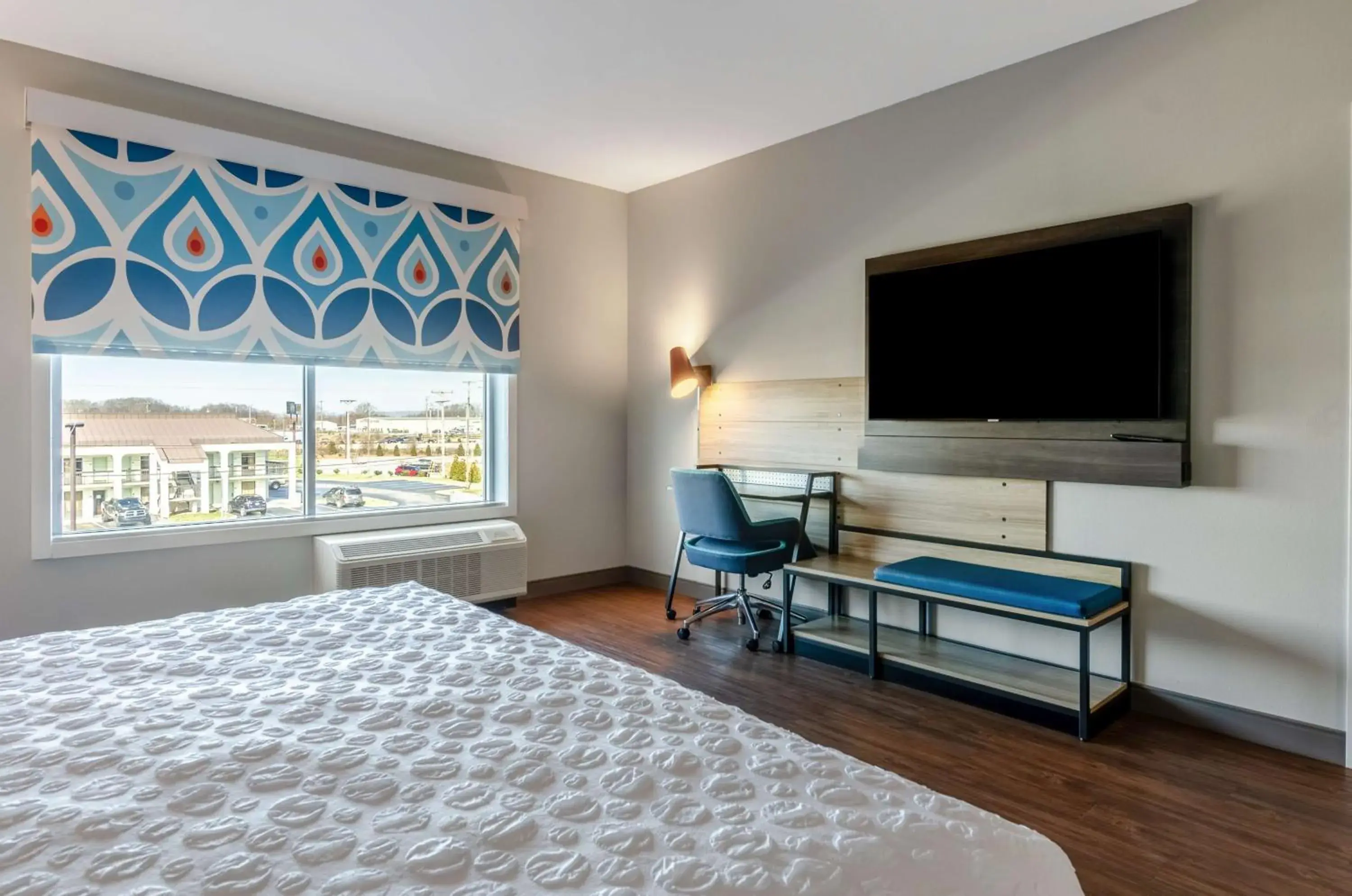 Bedroom, TV/Entertainment Center in Tru by Hilton Christiansburg