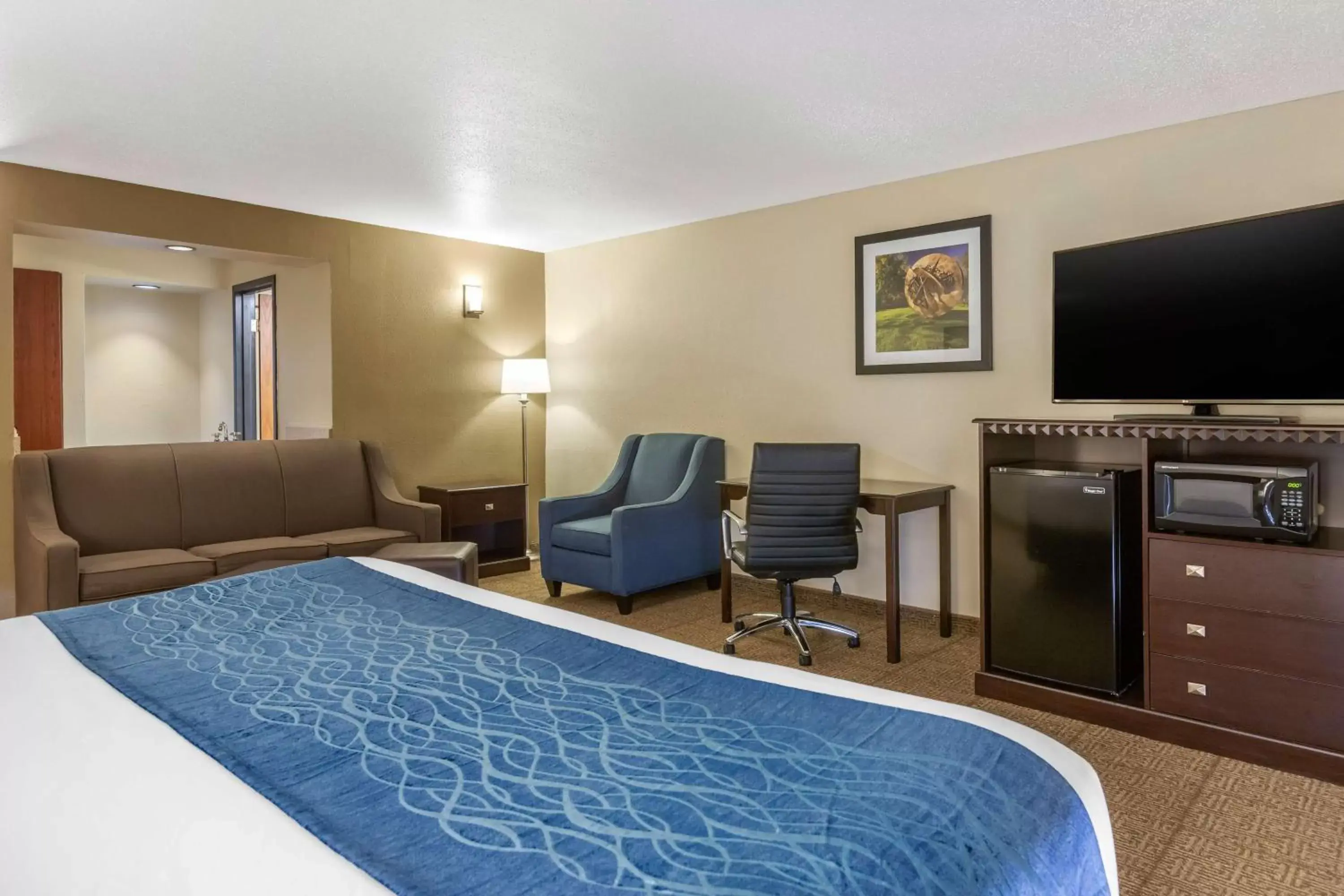 Photo of the whole room, Swimming Pool in Comfort Inn Grand Rapids Airport