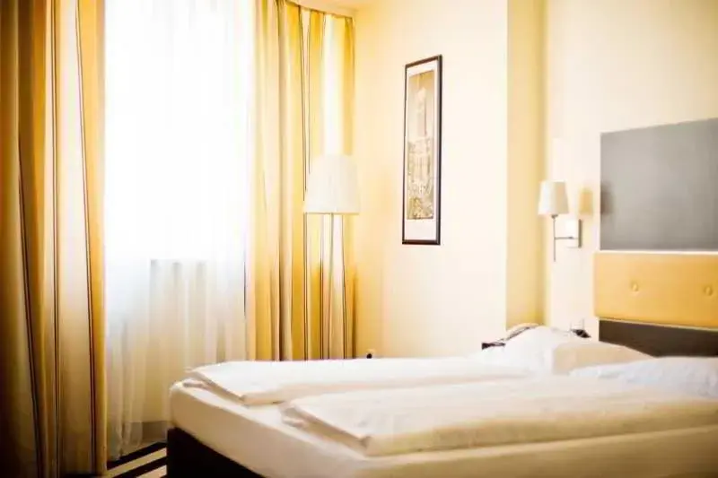 Large Double Room in Bristol Hotel - Frankfurt City Centre - Central Large Double Room in Bristol Hotel - Frankfurt City Centre - Central