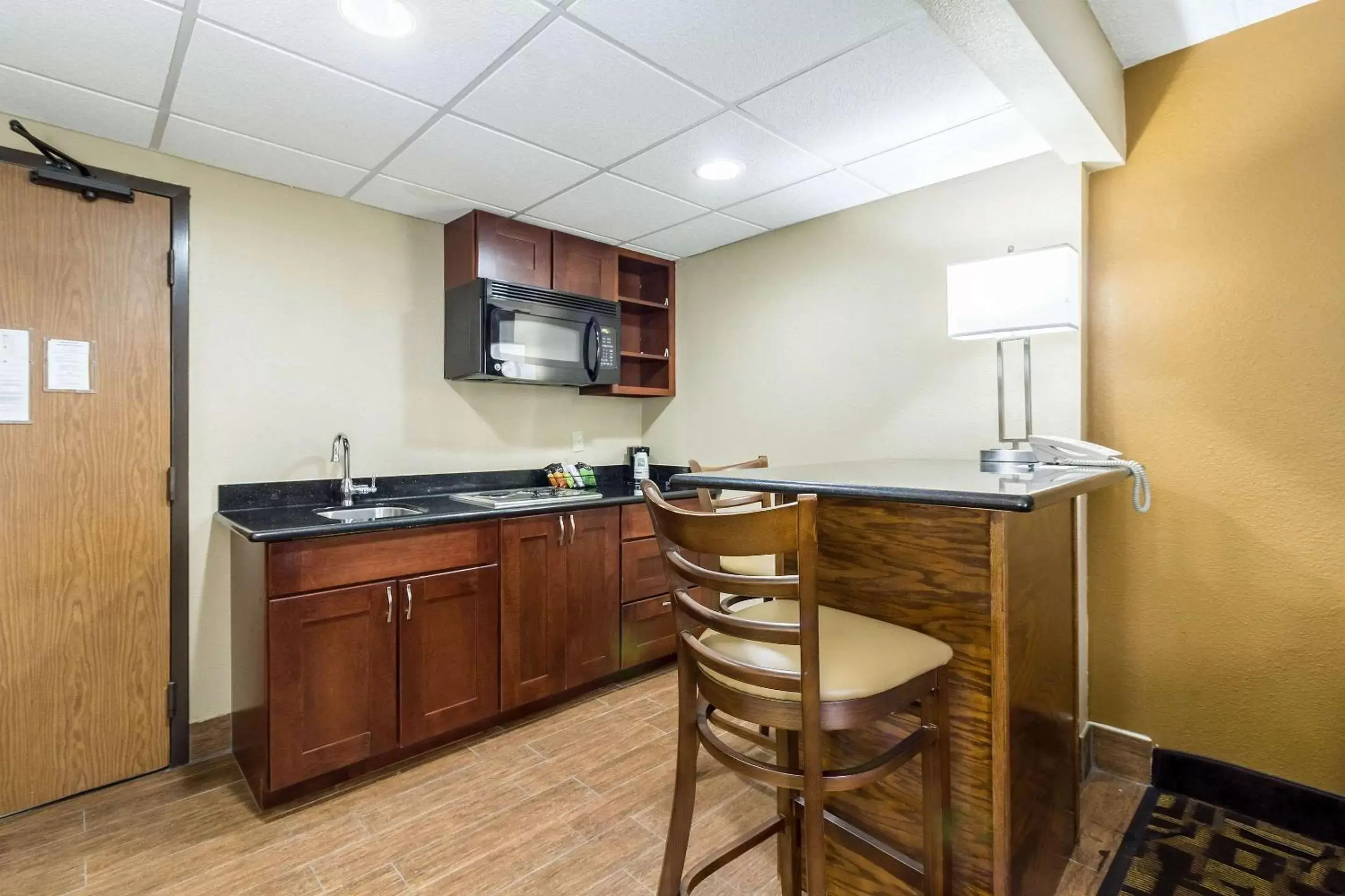 Photo of the whole room, Kitchen/Kitchenette in Quality Inn and Suites - Arden Hills
