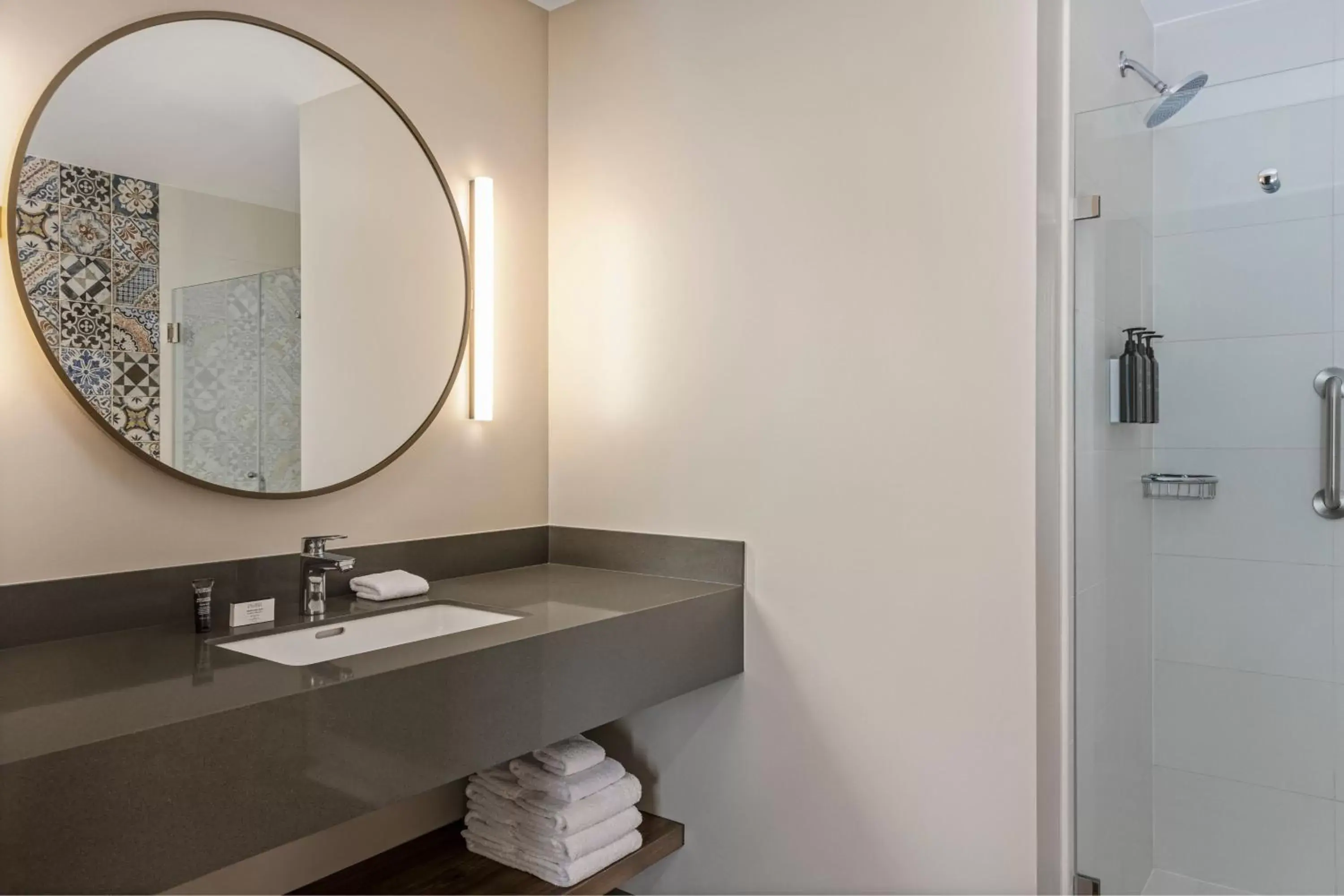 Bathroom in Fairfield by Marriott San Jose Airport Alajuela