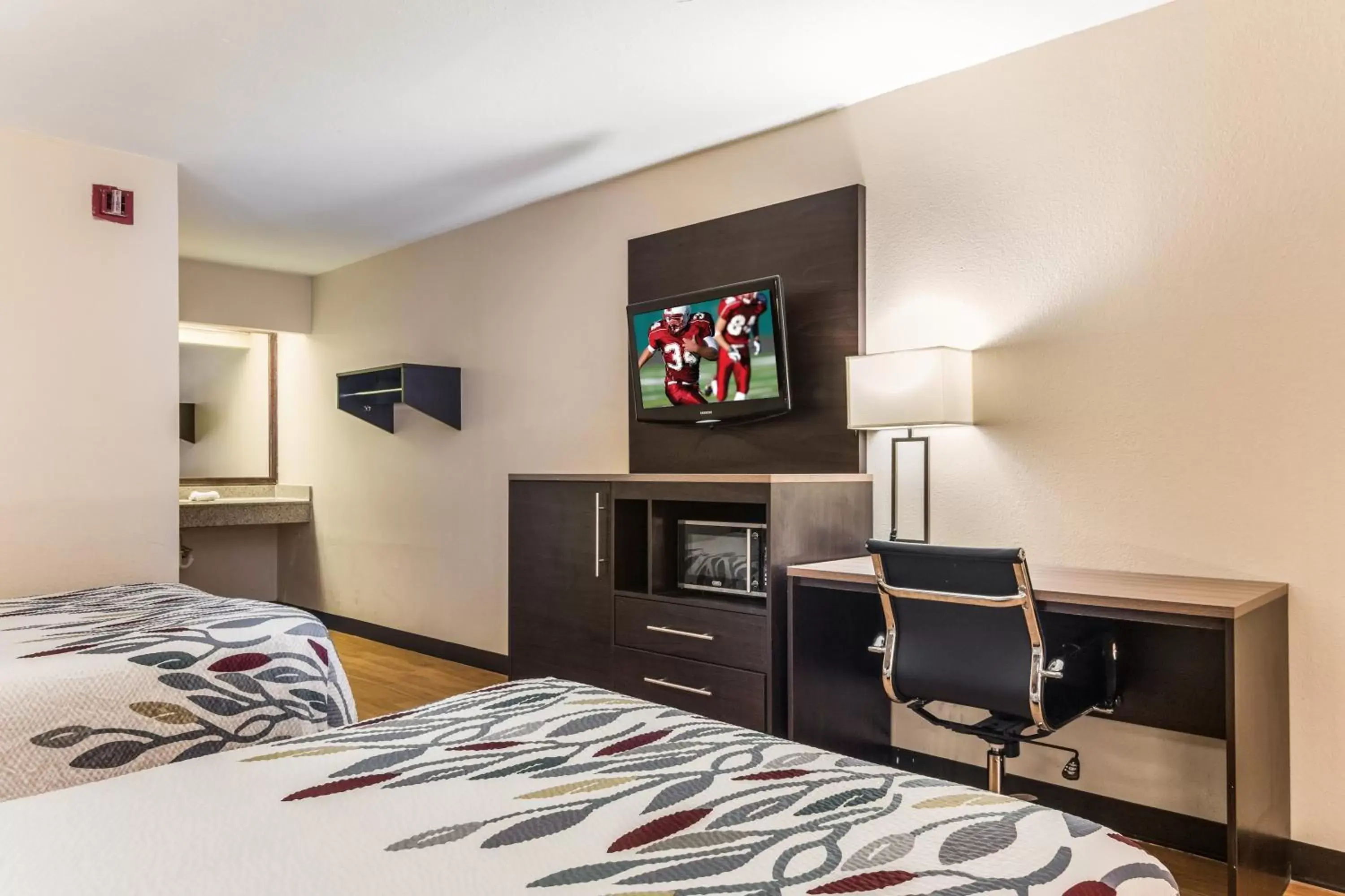 Photo of the whole room, Bed in Red Roof Inn Texarkana