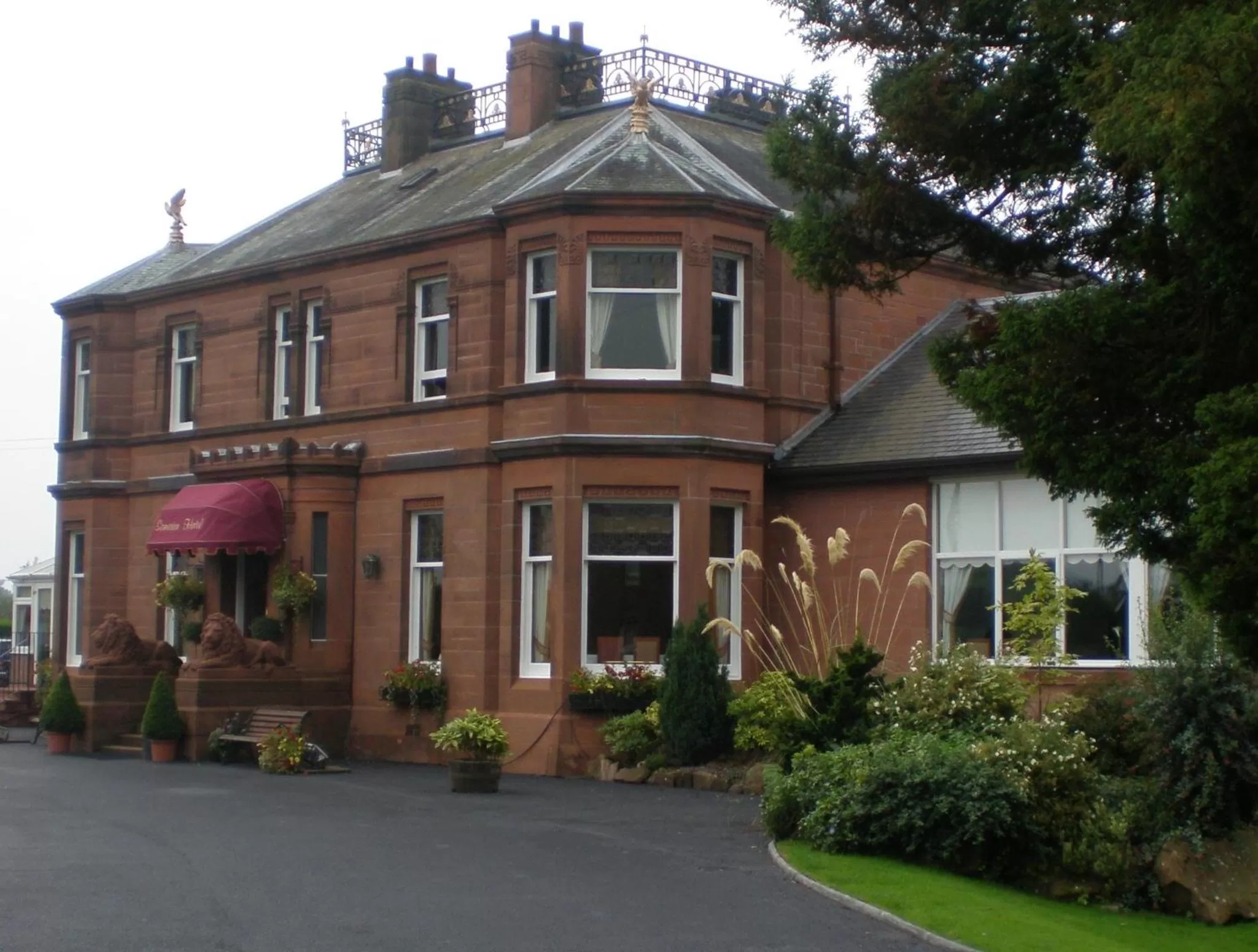 Facade/entrance in Somerton House Hotel