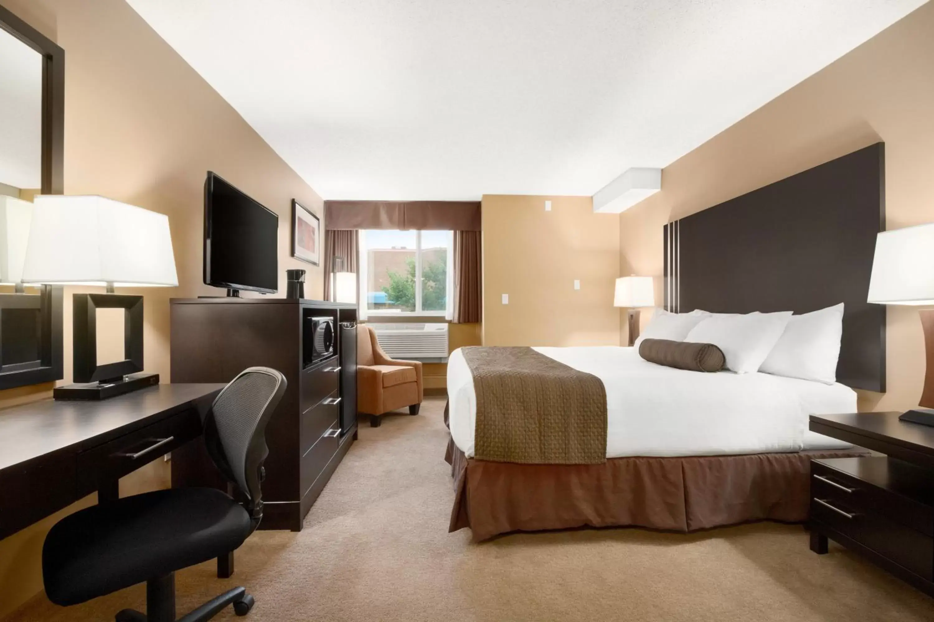 Queen Room with Bath Tub - Non-Smoking in Days Inn by Wyndham Calgary Northwest