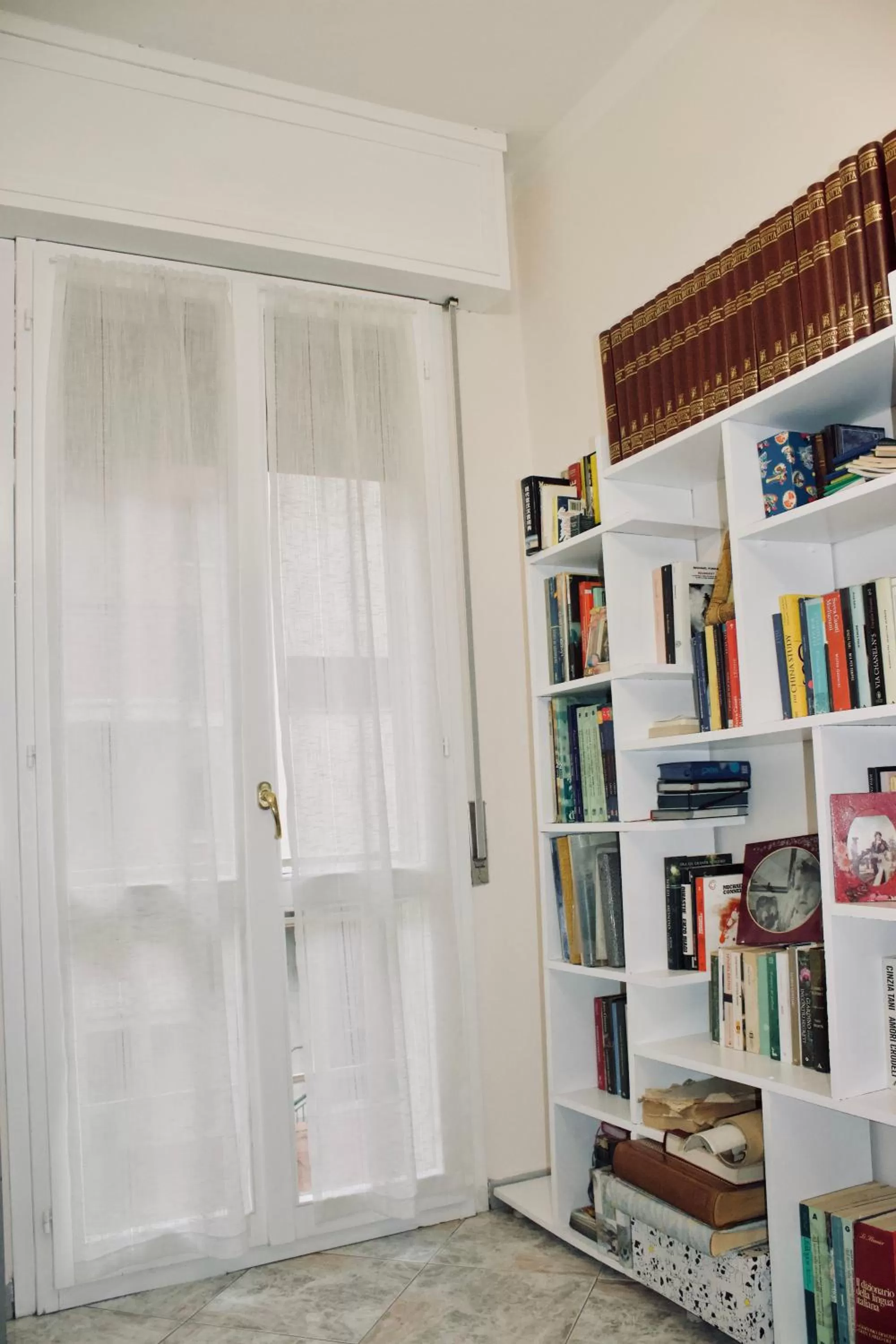 Library in B&B Daniela