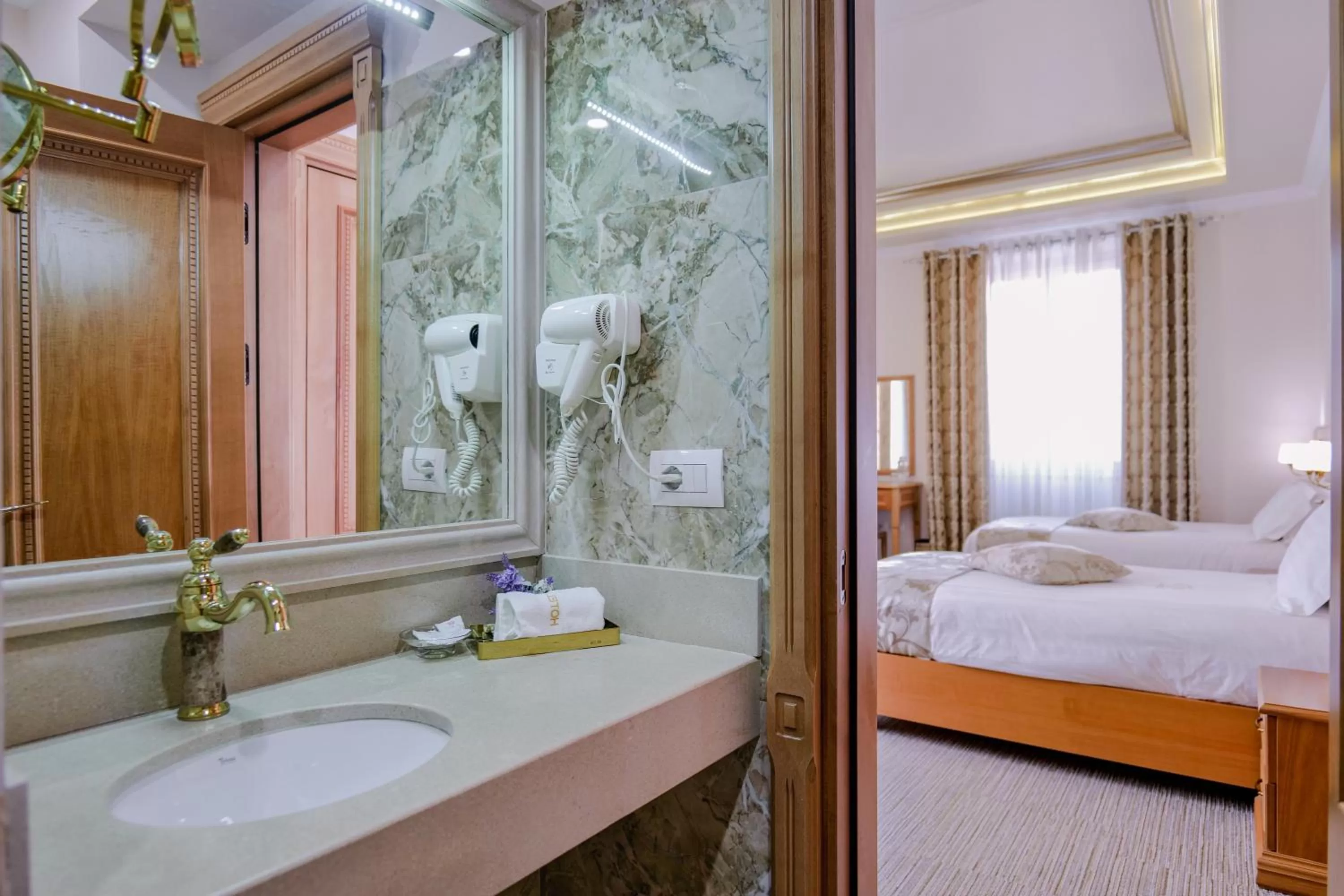 Bathroom, Bed in Hotel Boka
