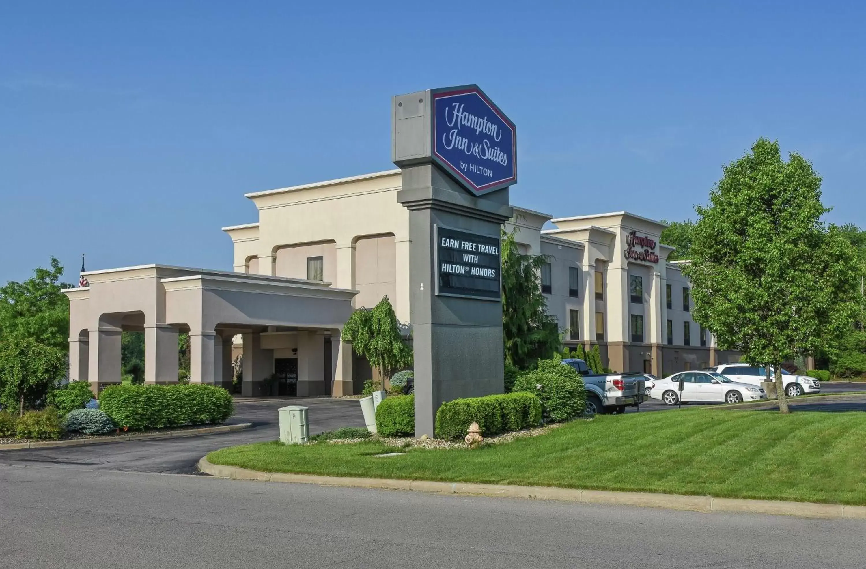 Property Building in Hampton Inn & Suites Youngstown-Canfield