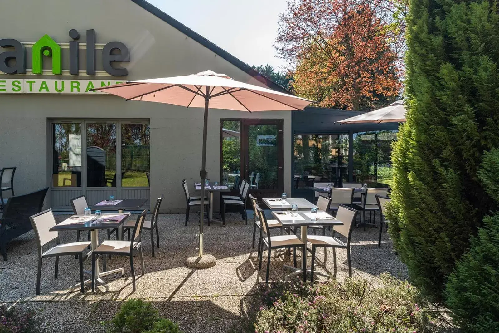 Patio, Restaurant/Places to Eat in Campanile Rouen Sud - Zénith - Parc Expo