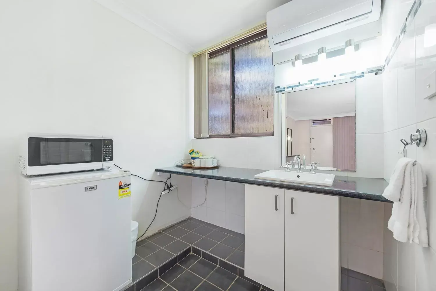 Kitchen/Kitchenette in Plainsman Motel