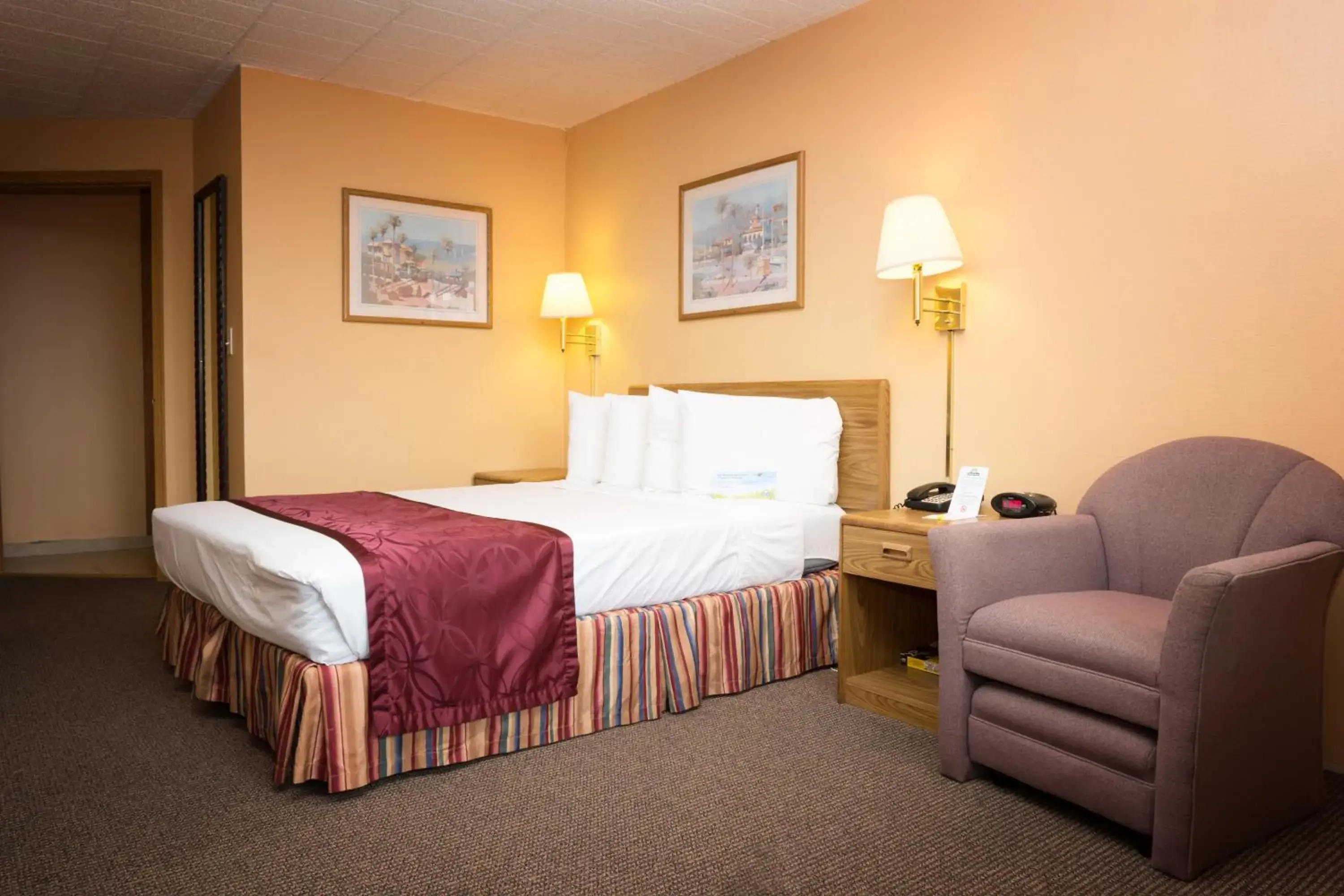 Photo of the whole room, Bed in Days Inn by Wyndham West Allis/Milwaukee