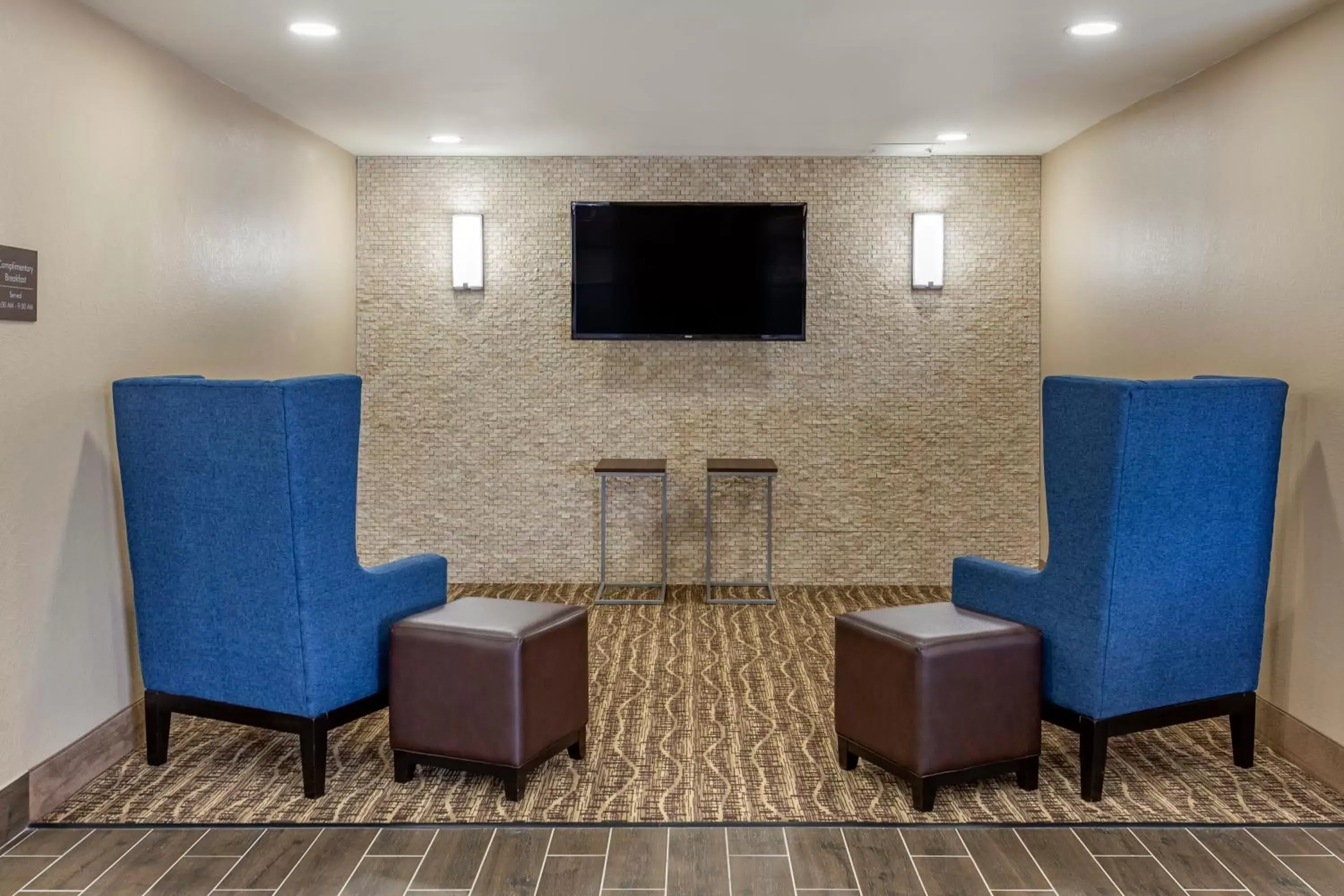 Communal lounge/ TV room, TV/Entertainment Center in Quality Inn & Suites Spring Lake - Fayetteville Near Fort Liberty