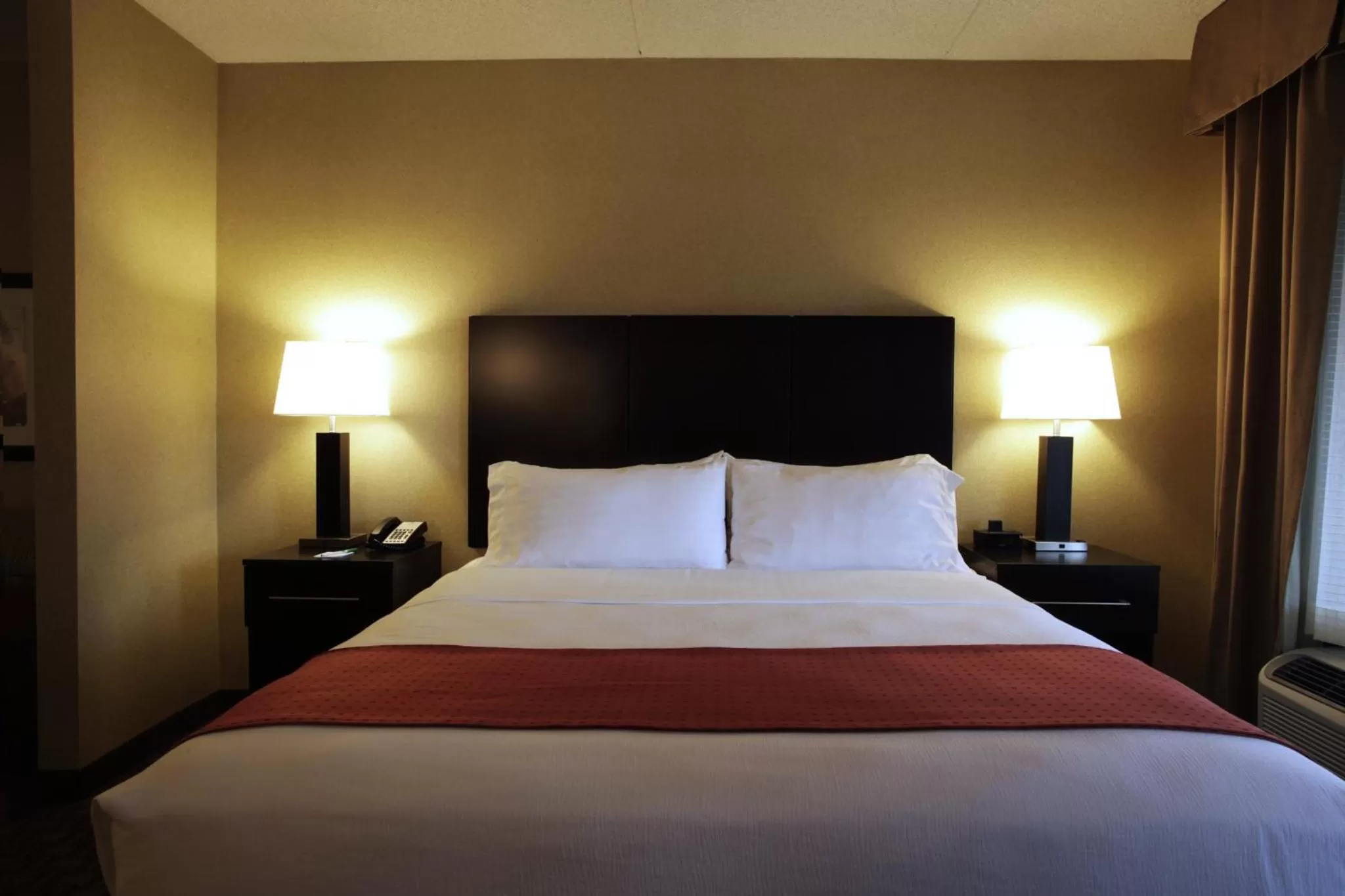 Photo of the whole room, Bed in Holiday Inn Phoenix/Chandler by IHG