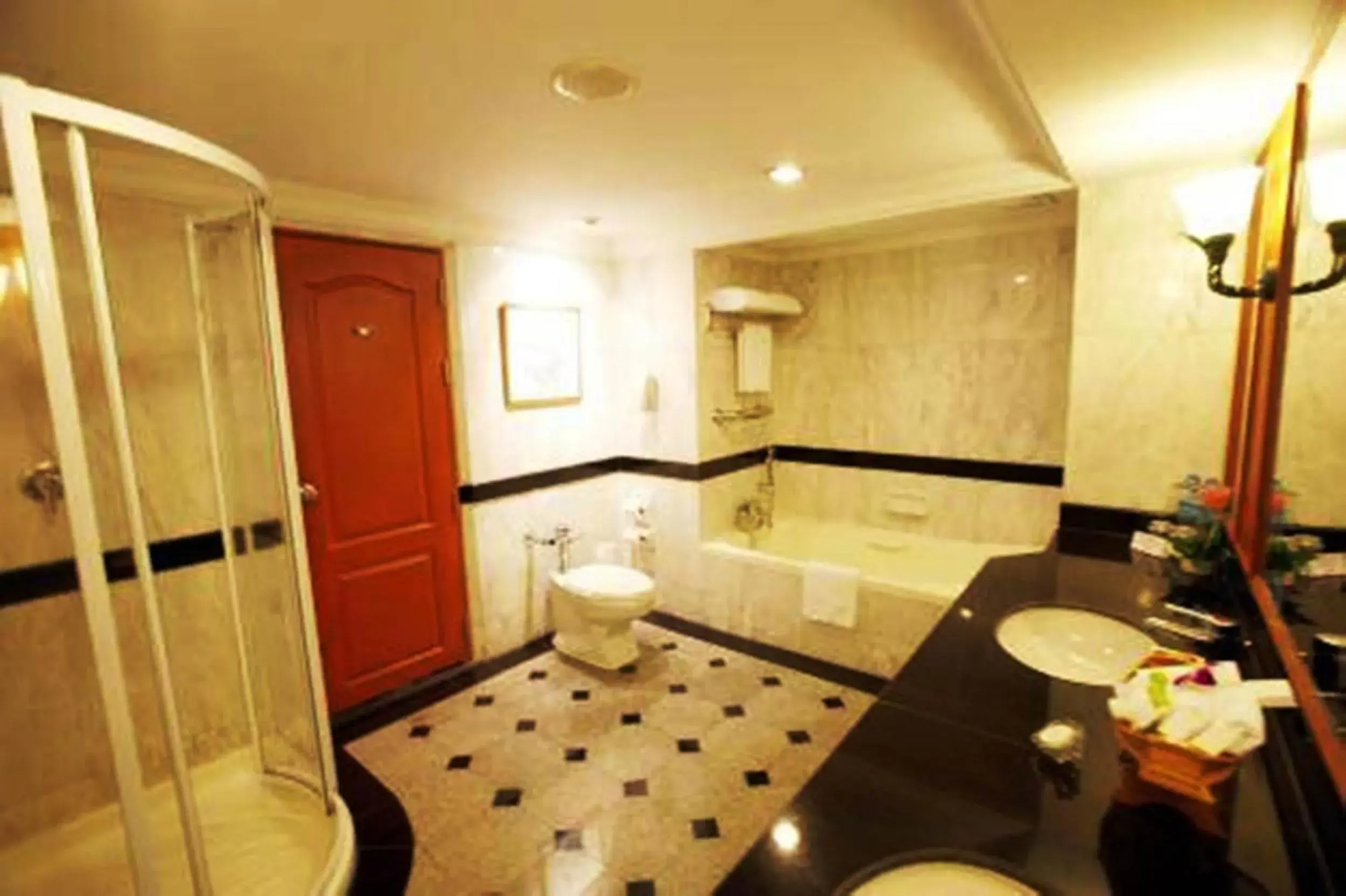 Shower, Bathroom in Golden Tulip Sovereign Hotel Bangkok
