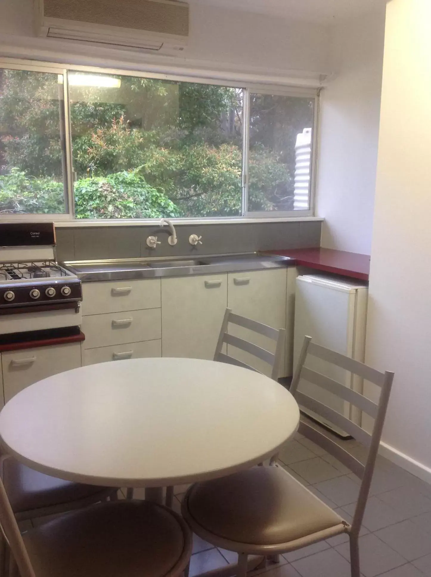 Kitchen/Kitchenette in Motel Farnboro