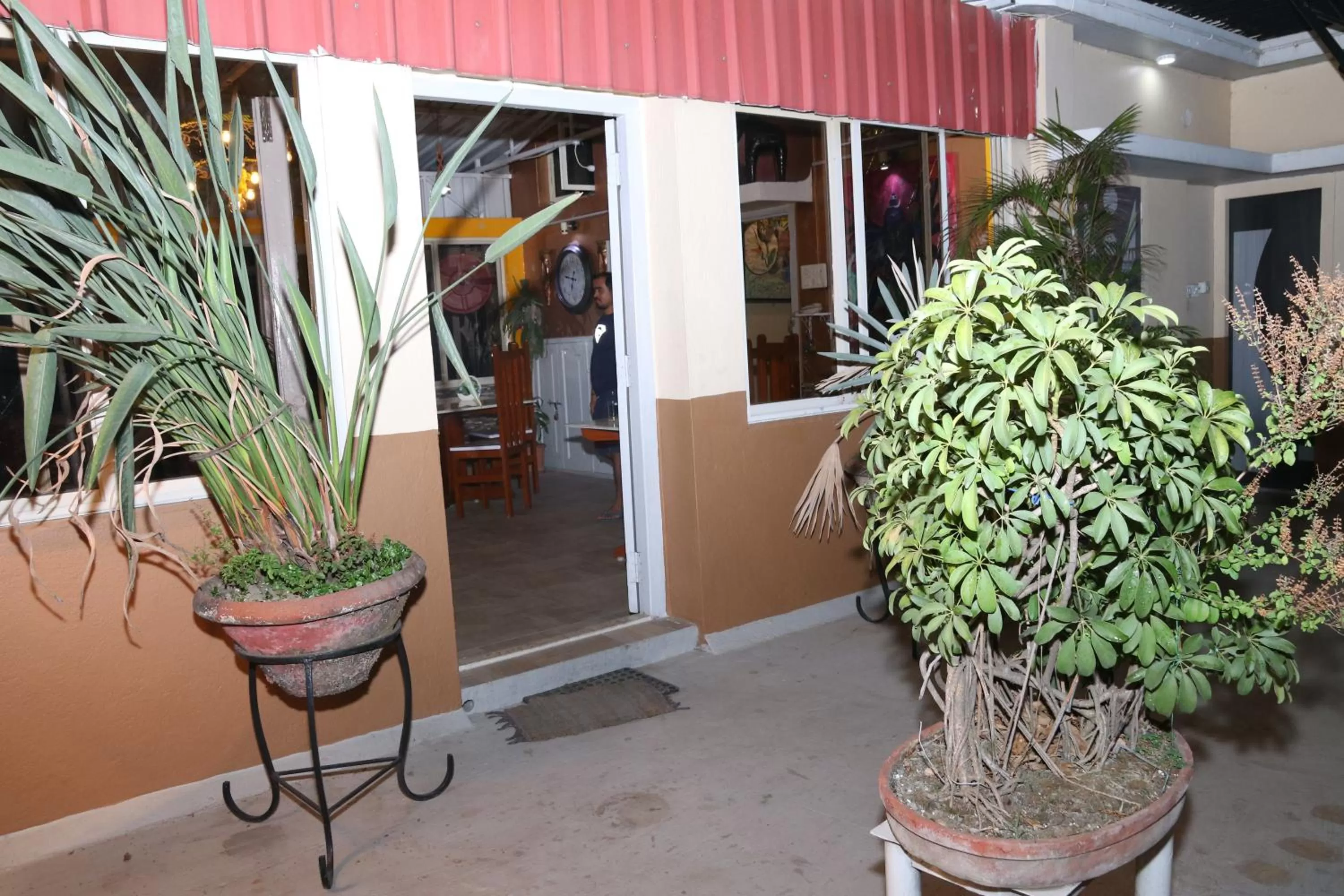 Restaurant/places to eat in The Elite Apartment Hotel