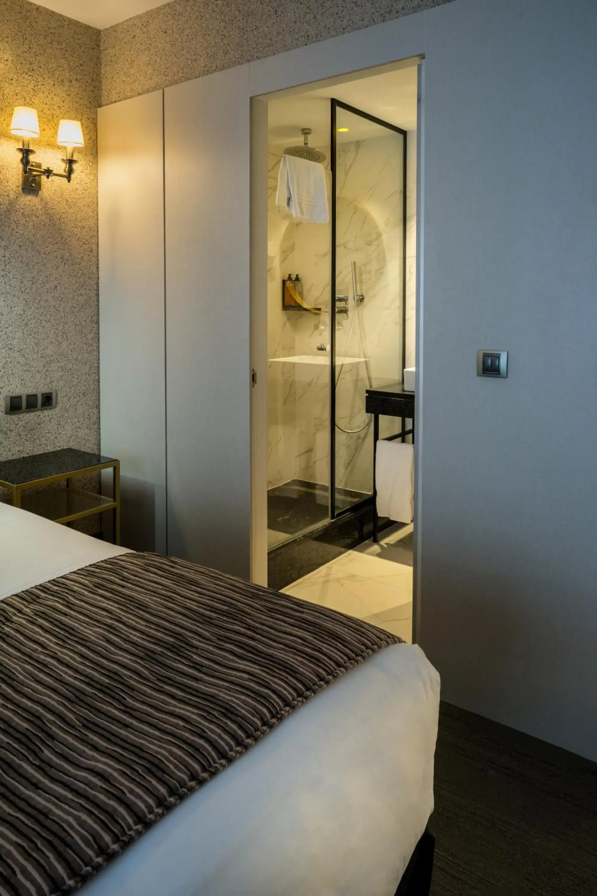 Bathroom, Bed in Hotel Mirador de Chamartín