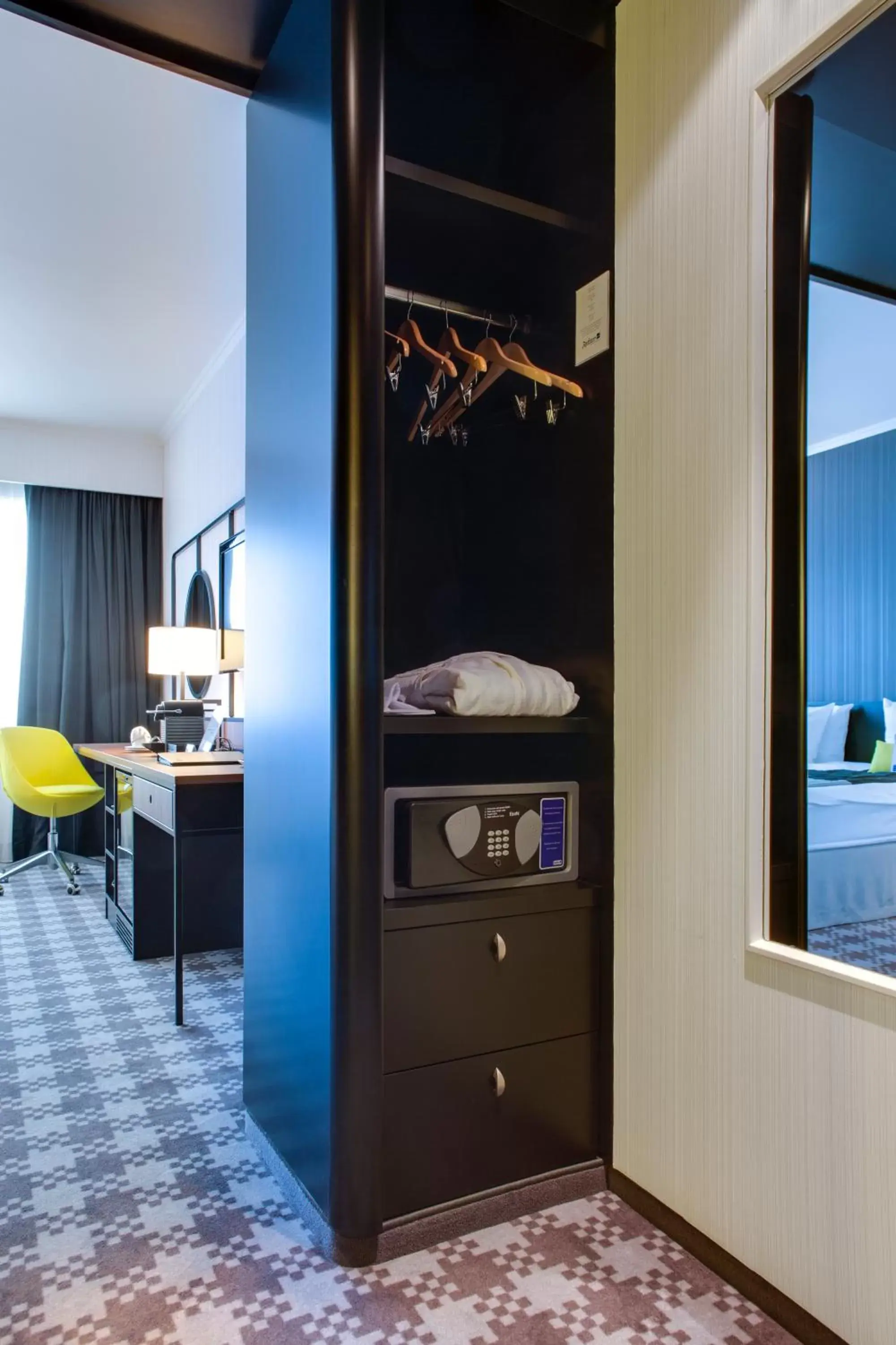 Bedroom, TV/Entertainment Center in Radisson Blu Hotel Amsterdam Airport, Schiphol