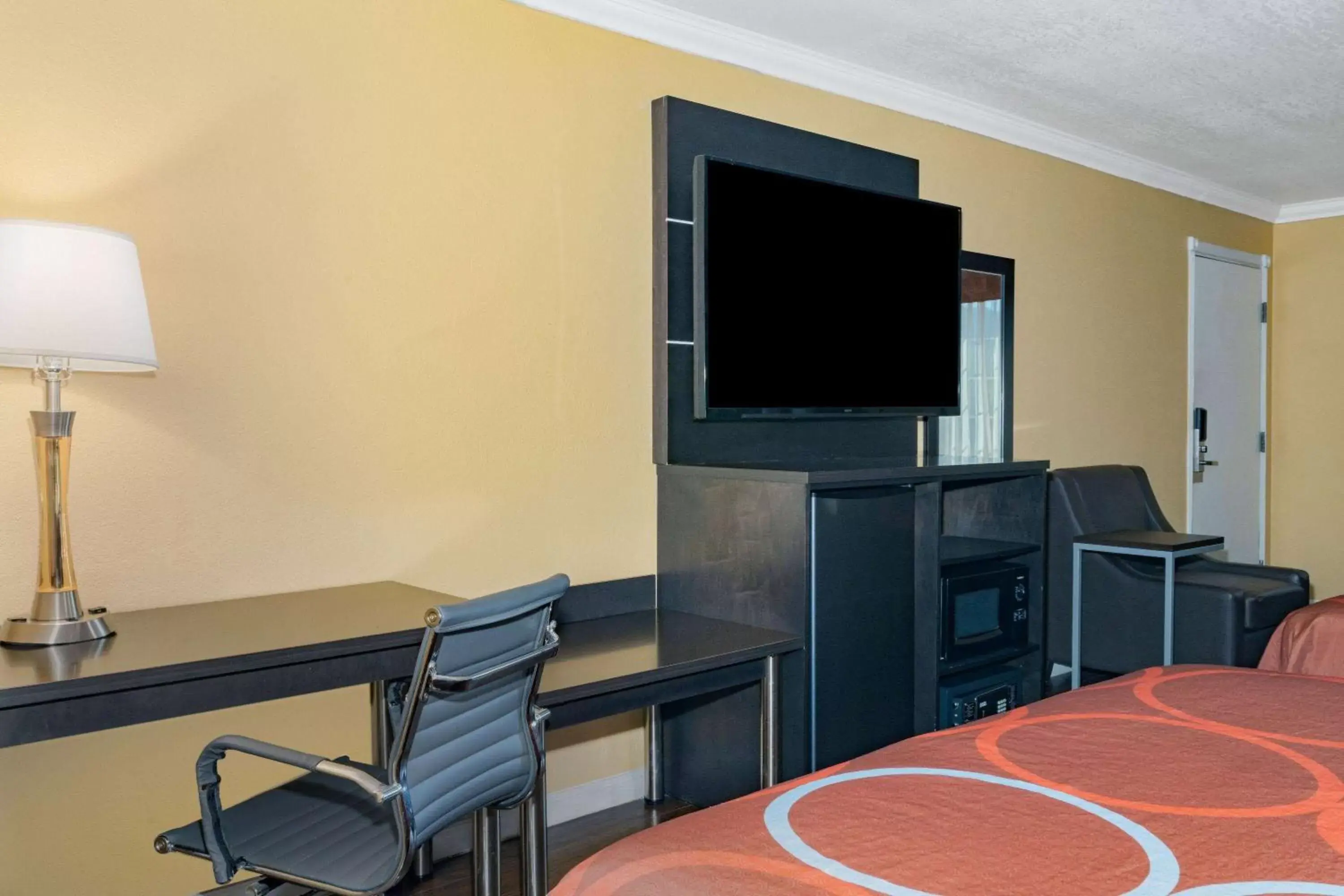 Photo of the whole room, TV/Entertainment Center in Super 8 by Wyndham Ukiah