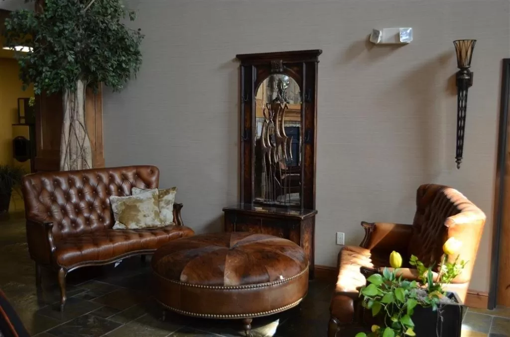 Decorative detail in Inn at Cross Keys Station