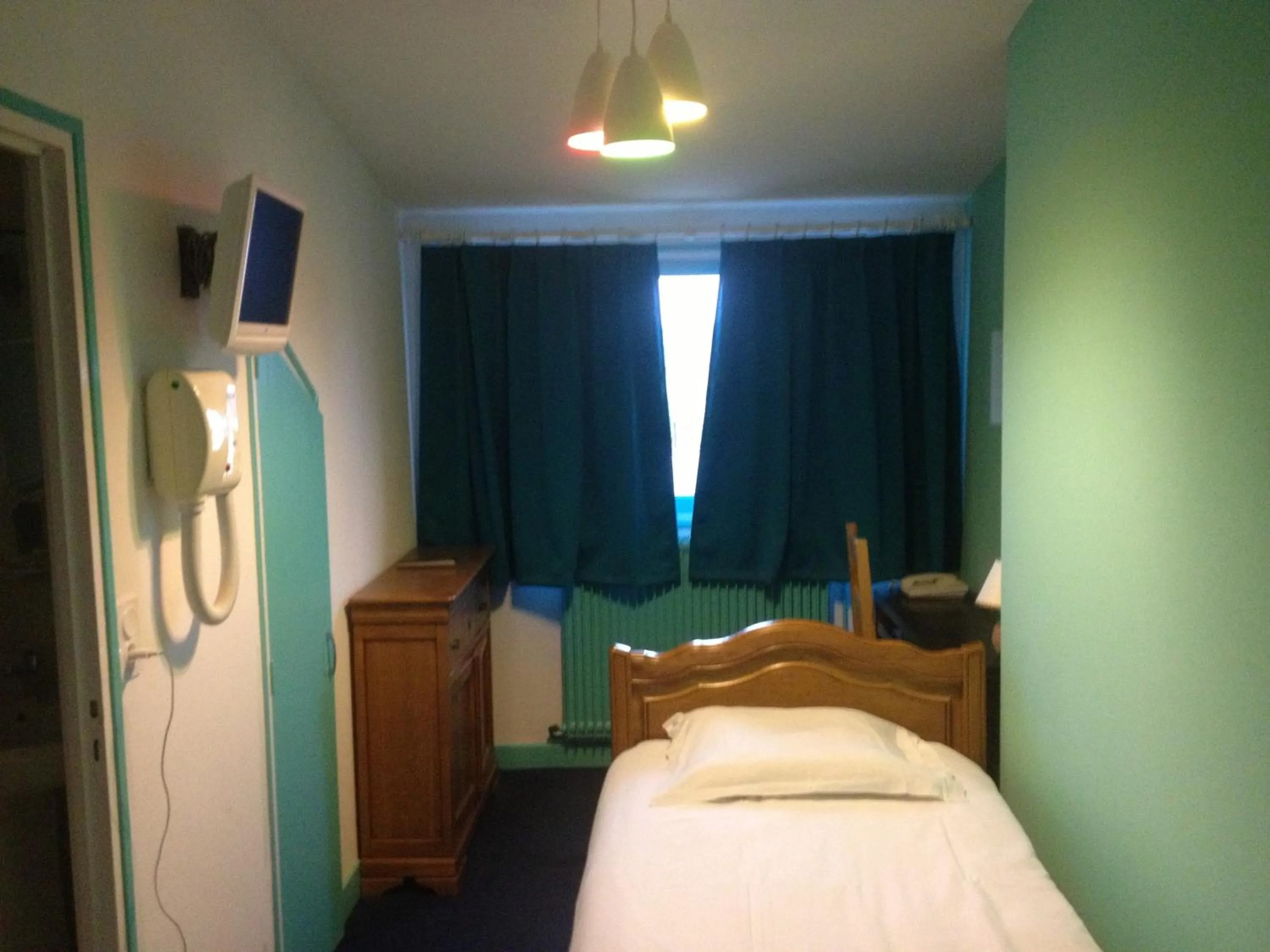 Photo of the whole room, Bed in Hotel Couleurs Sud Centre-ville Gare Charleville-Mézières