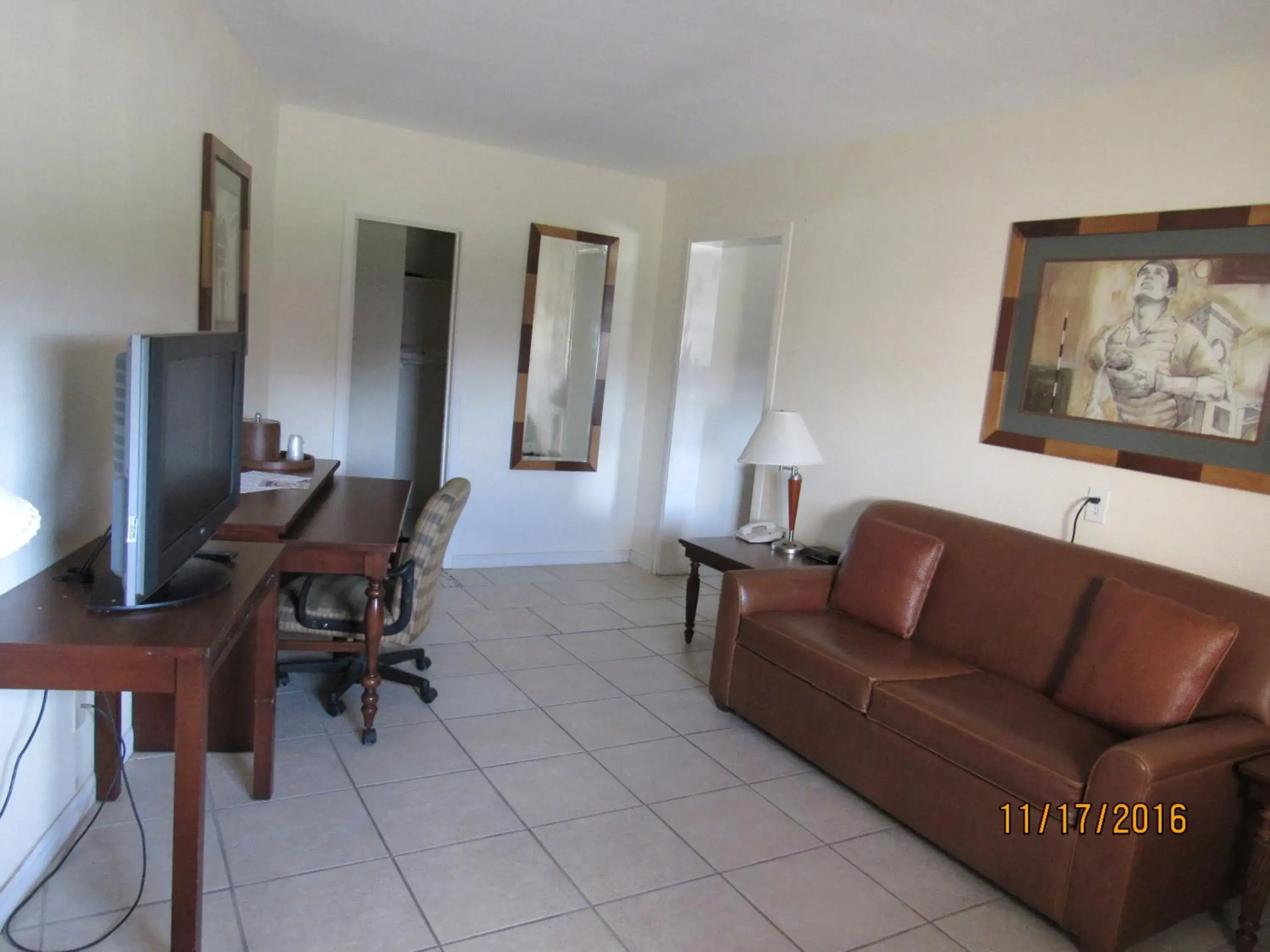 Living room, TV/Entertainment Center in Alvin Extended Stay