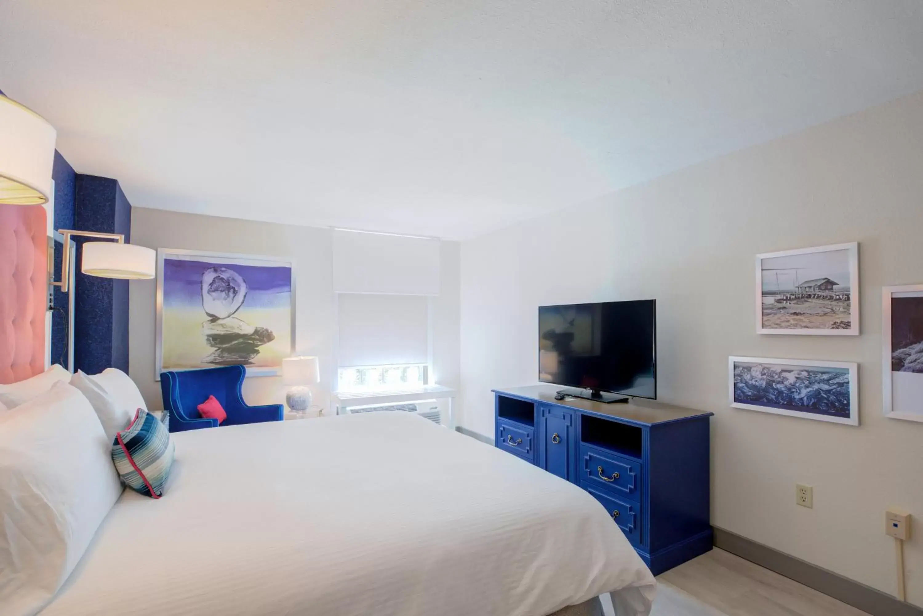 Photo of the whole room, TV/Entertainment Center in Hotel Indigo Charleston - Mount Pleasant, an IHG Hotel