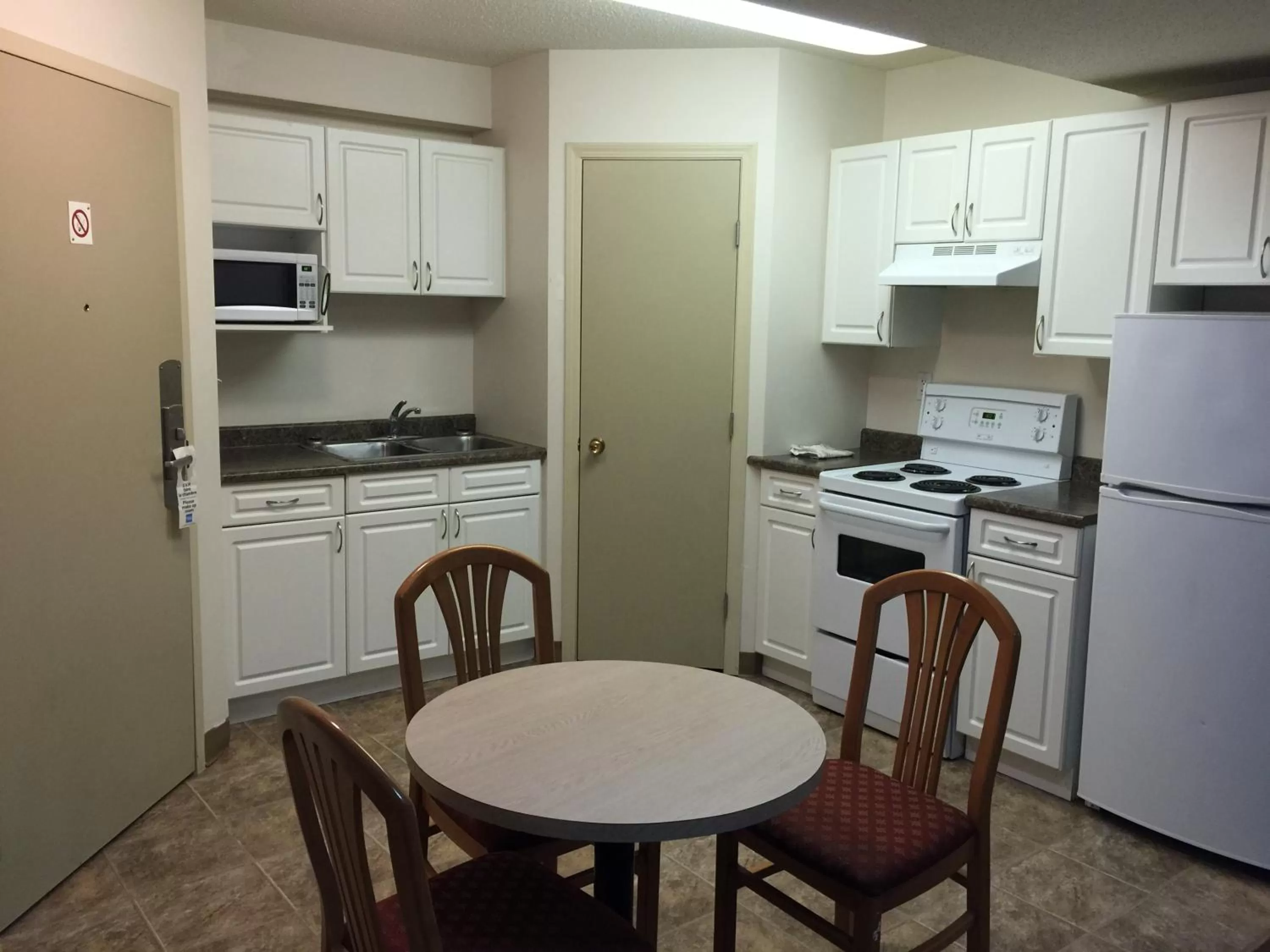 Kitchen or kitchenette in Chateau Motel