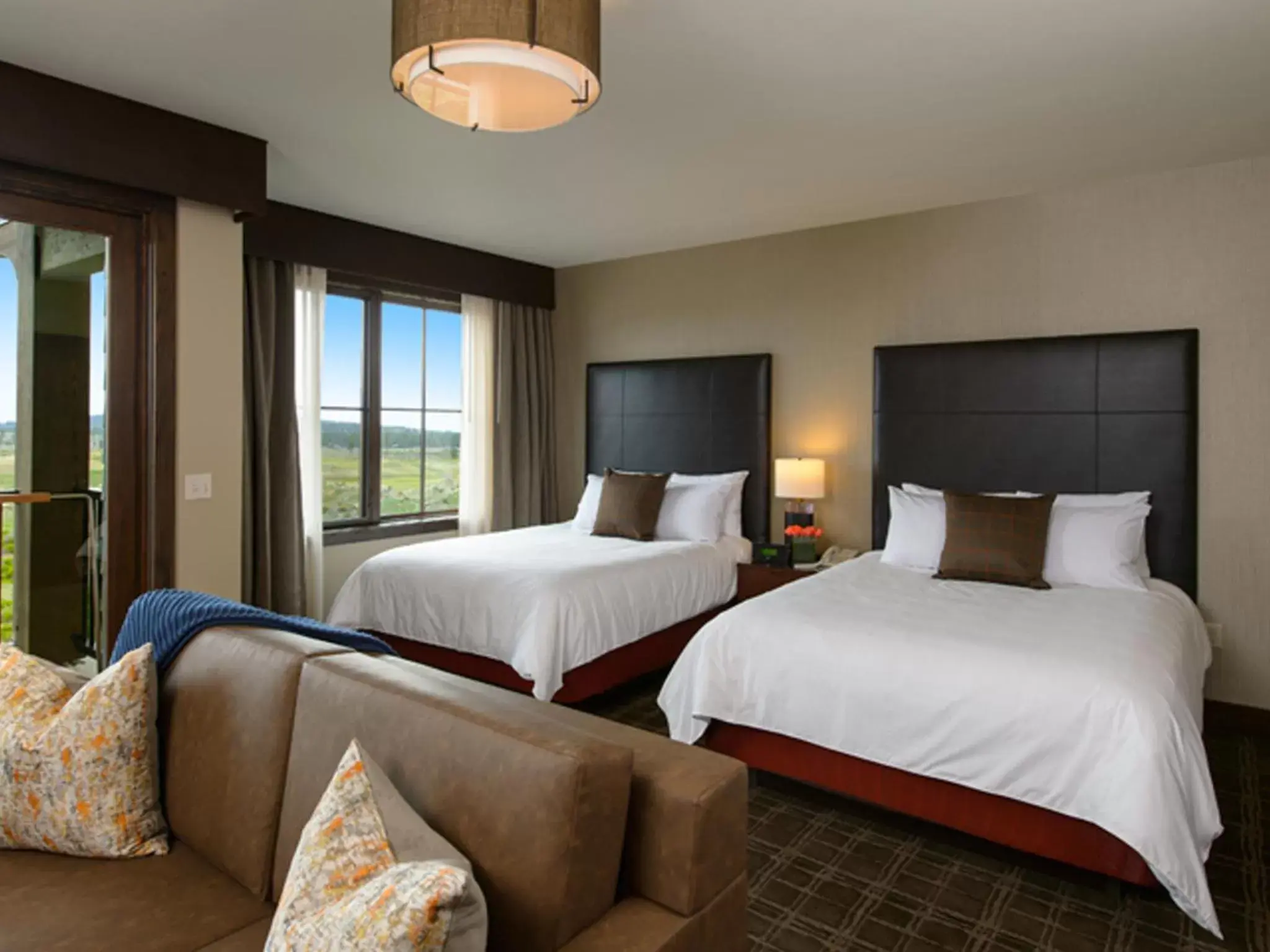 Deluxe Queen Room with Two Queen Beds with Golf View in Tetherow Hotel Deluxe Queen Room with Two Queen Beds with Golf View in Tetherow Hotel