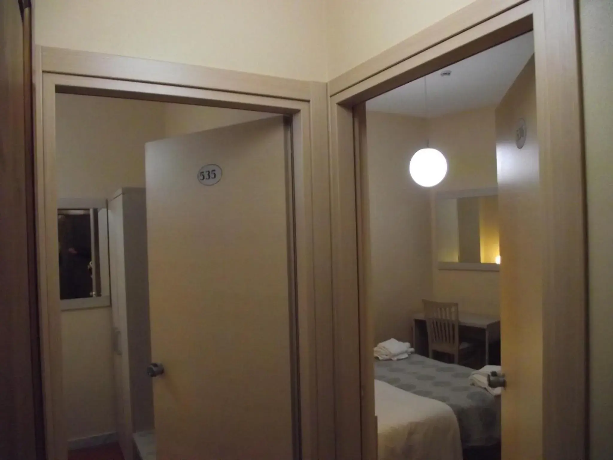 Bed, Bathroom in Hotel Elide