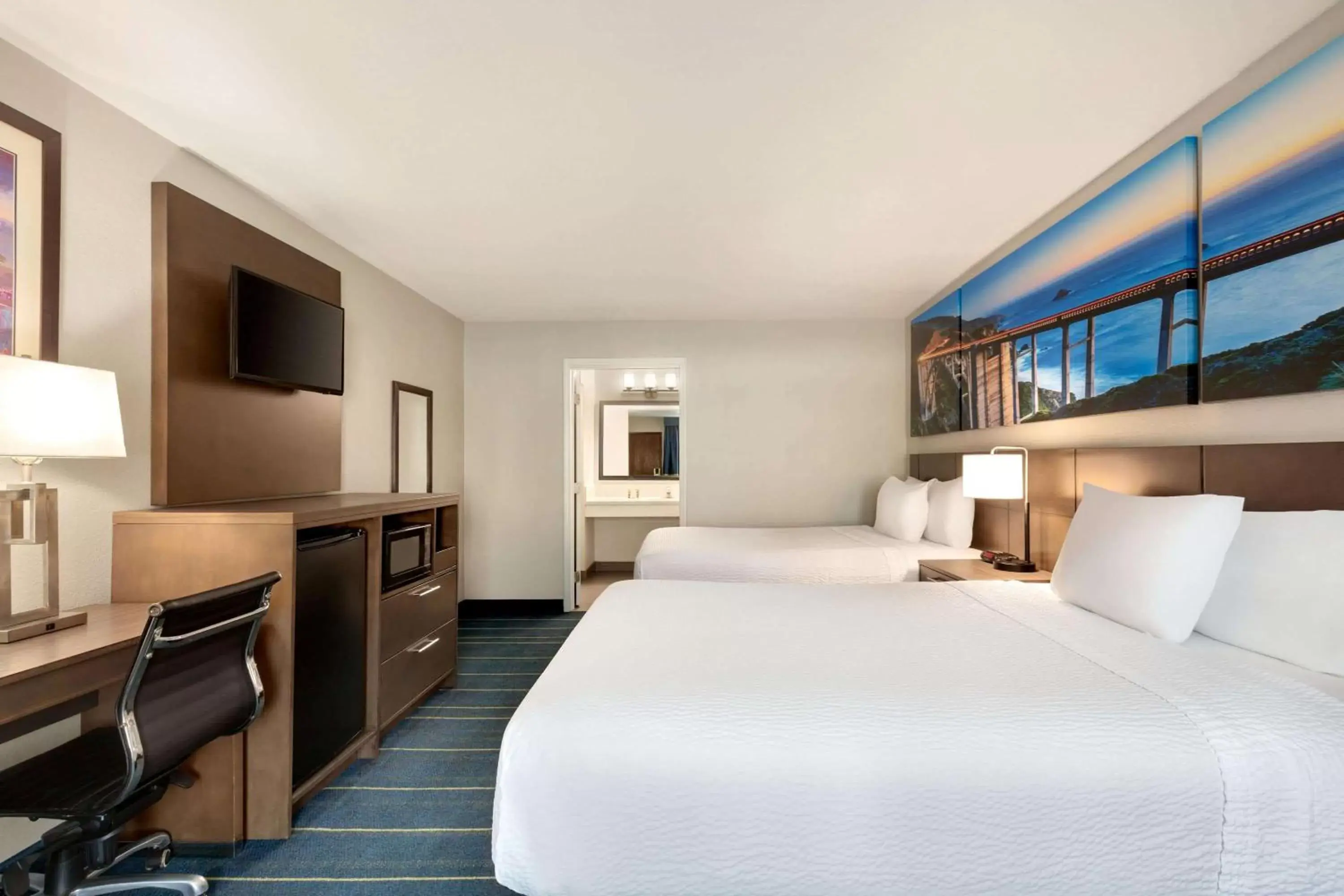 Bedroom, Bed in Days Inn & Suites by Wyndham Anaheim At Disneyland Park