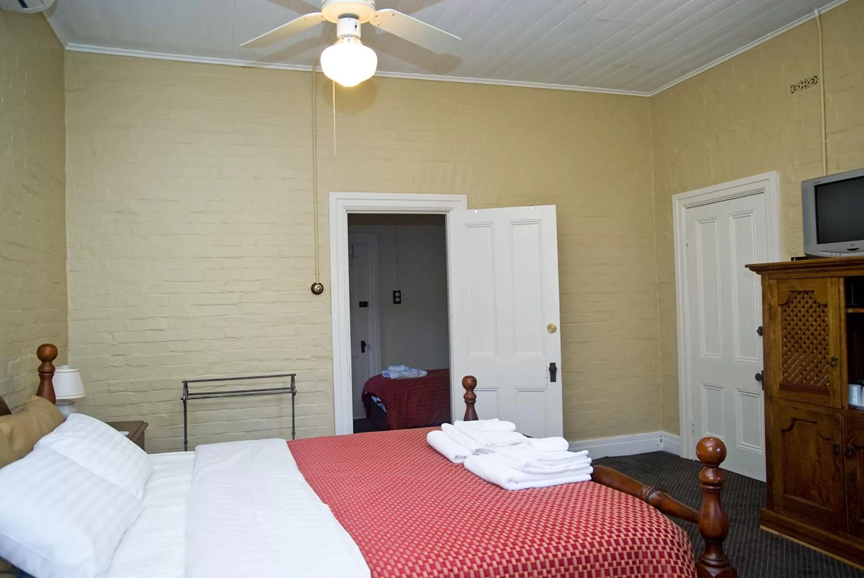 Two-Bedroom Cottage in Hermitage Hill Country Retreat