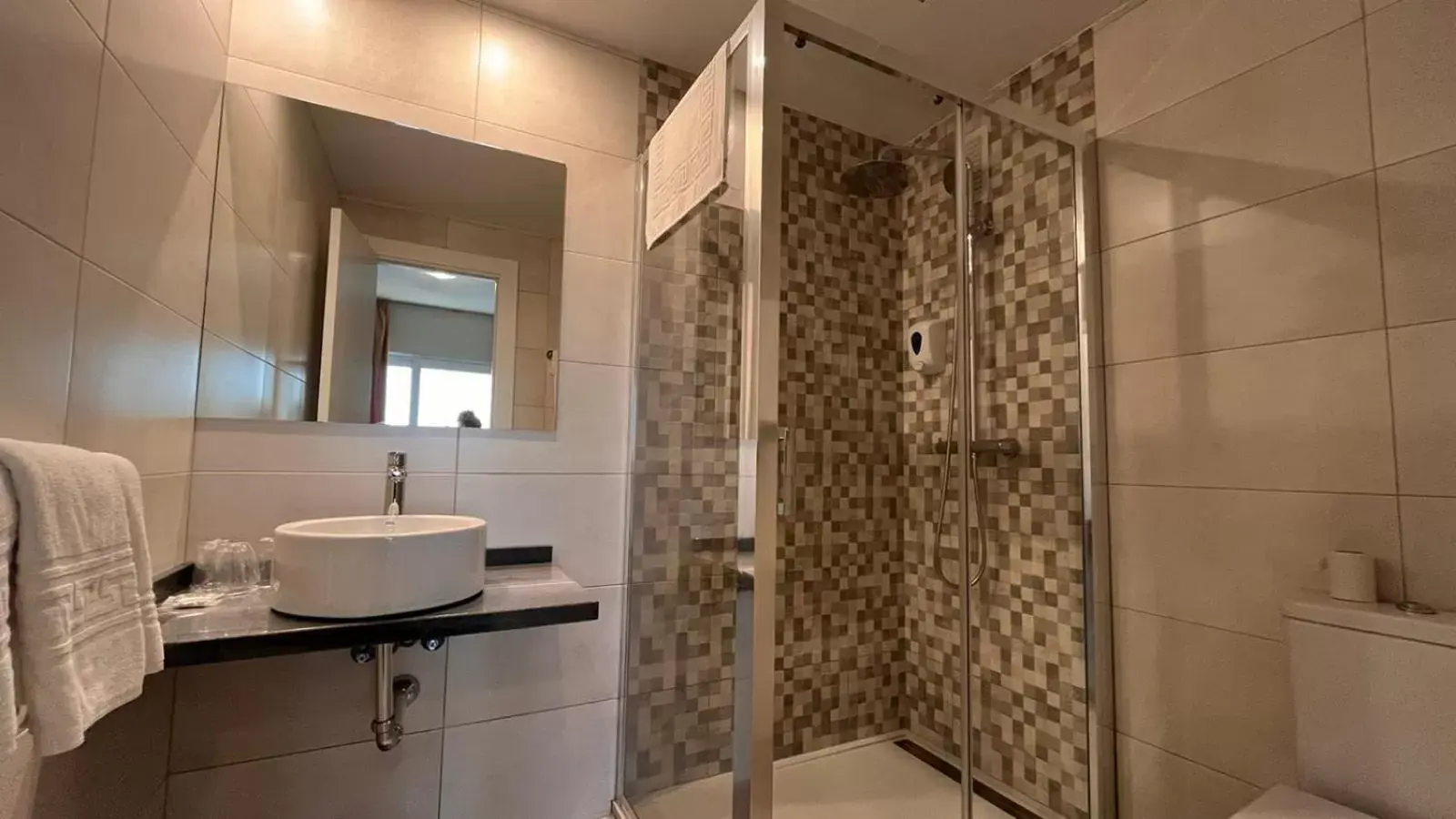 Shower, Bathroom in Hotel Mediterráneo