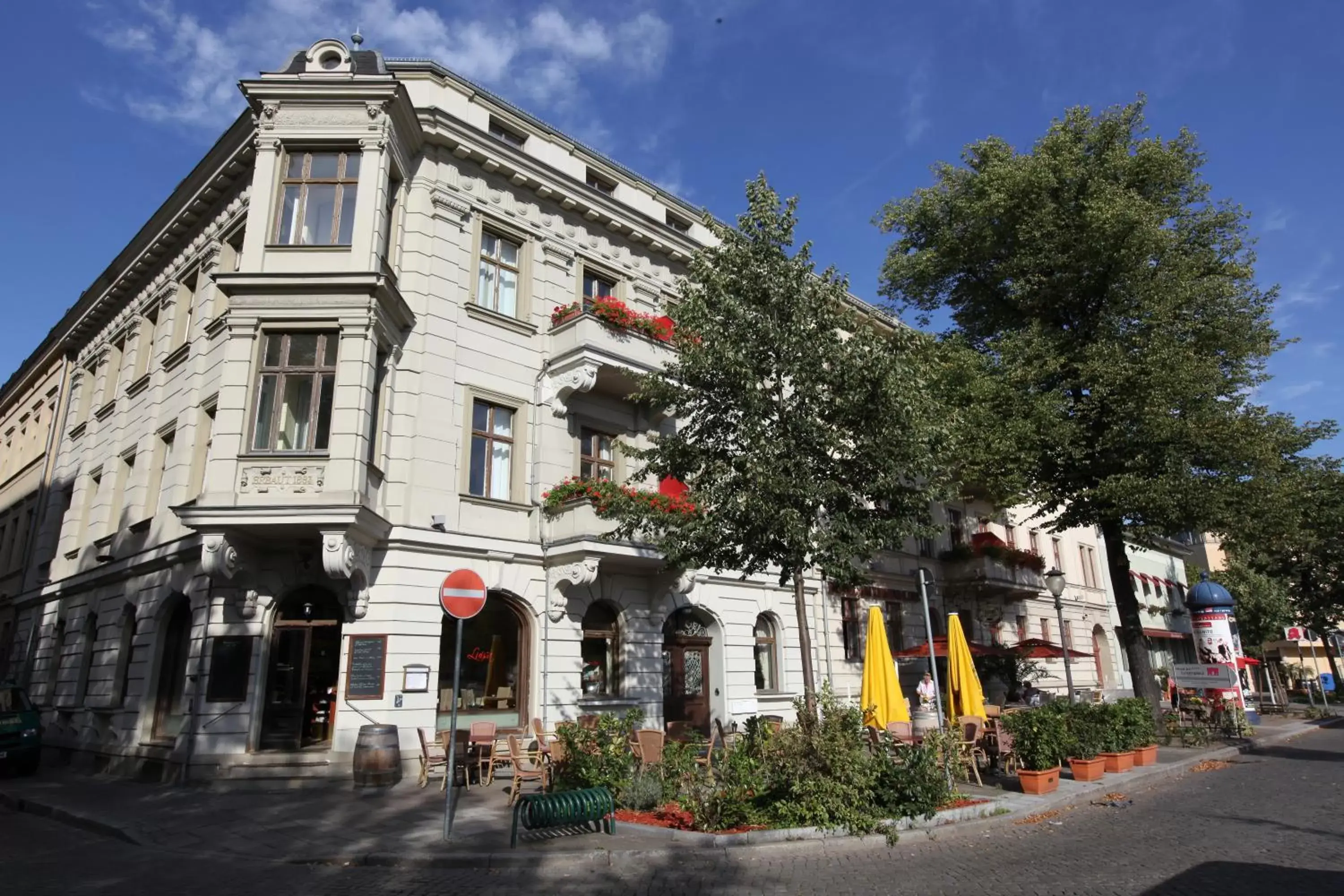 Facade/entrance, Property Building in Hotel am Luisenplatz