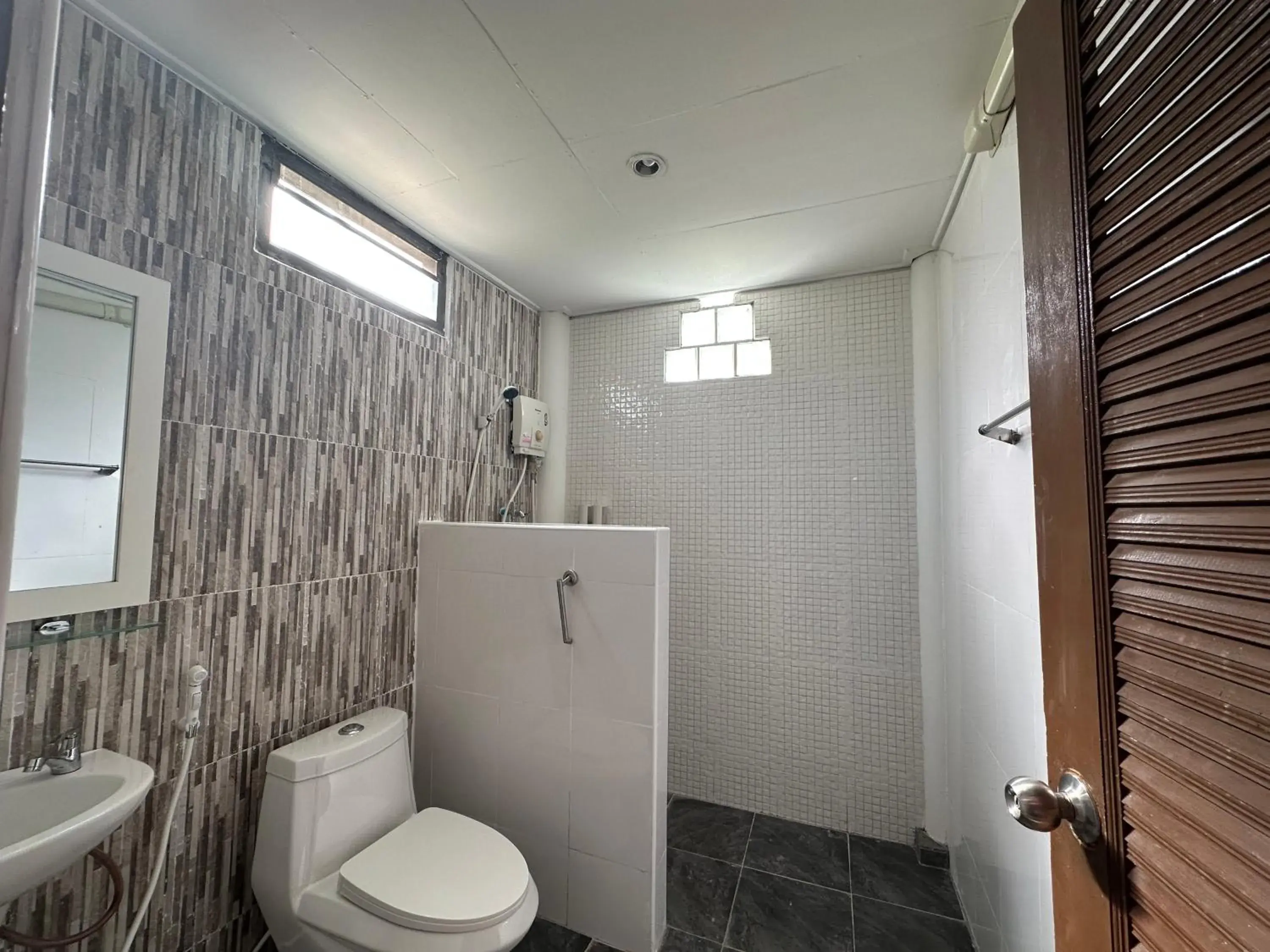 Bathroom in Lanta Garden Home (SHA Extra Plus)