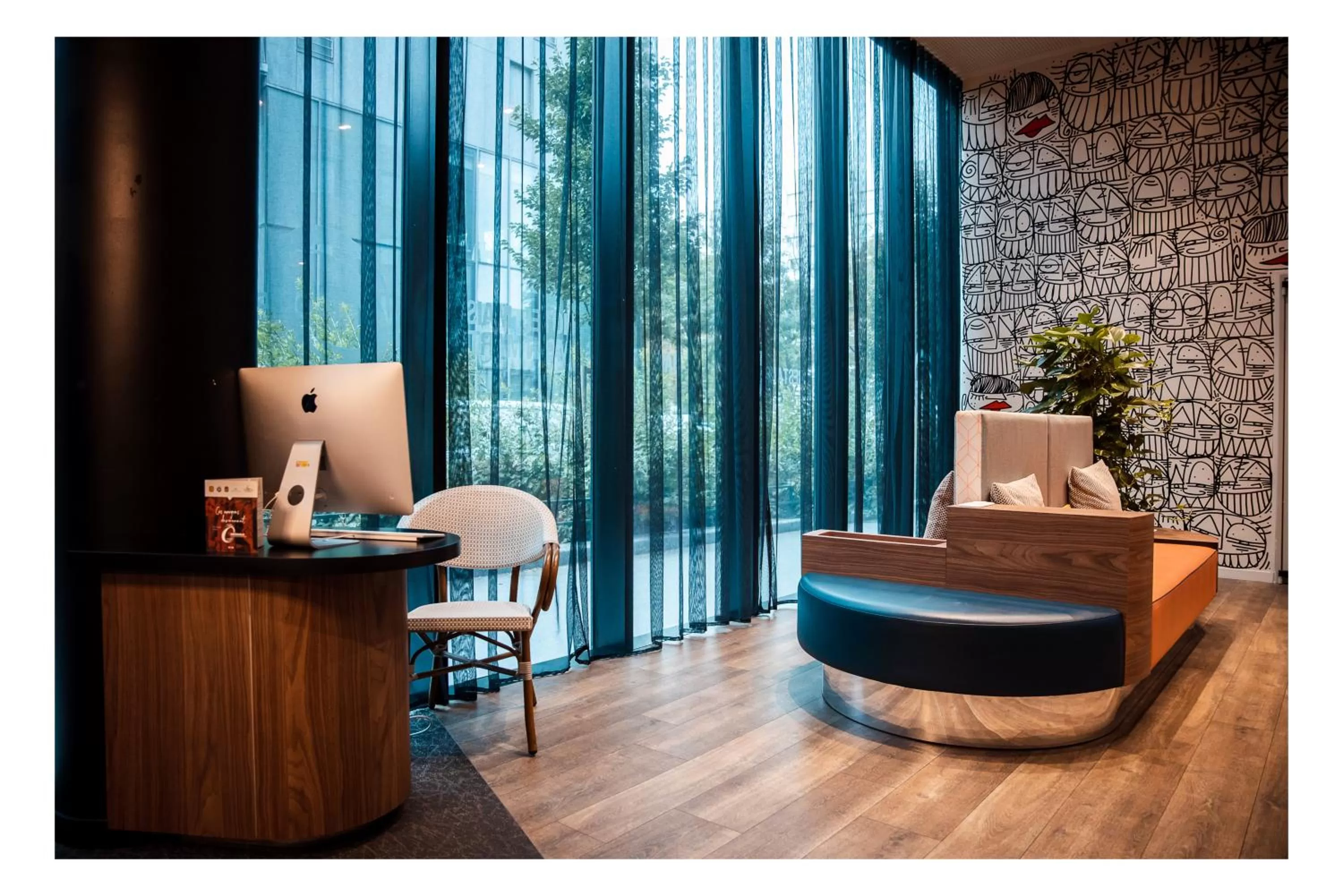 Lobby or reception in The Originals Boutique, Hôtel Maison Montmartre Paris Les Puces