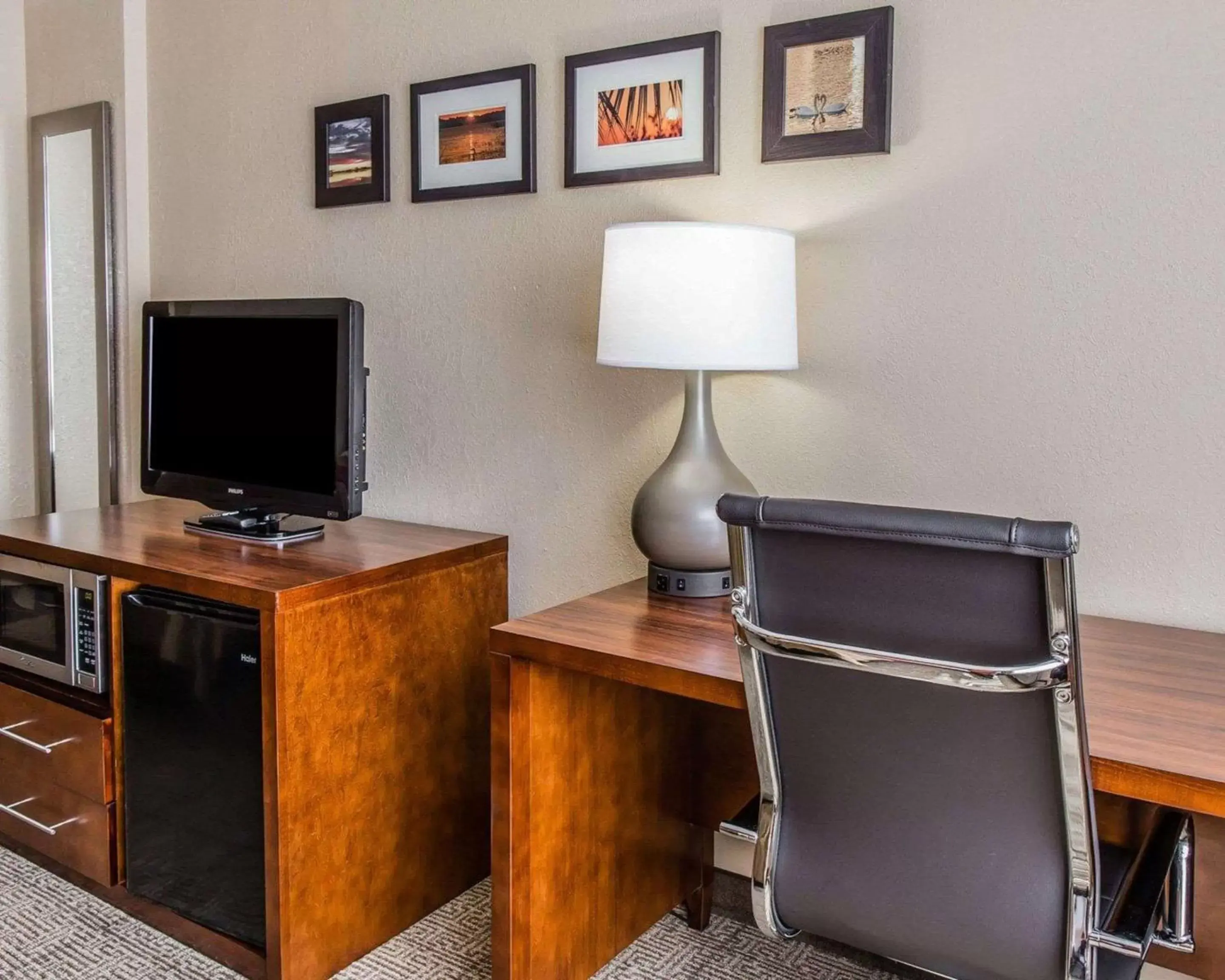 Photo of the whole room, TV/Entertainment Center in Comfort Inn & Suites Lakeland North I-4