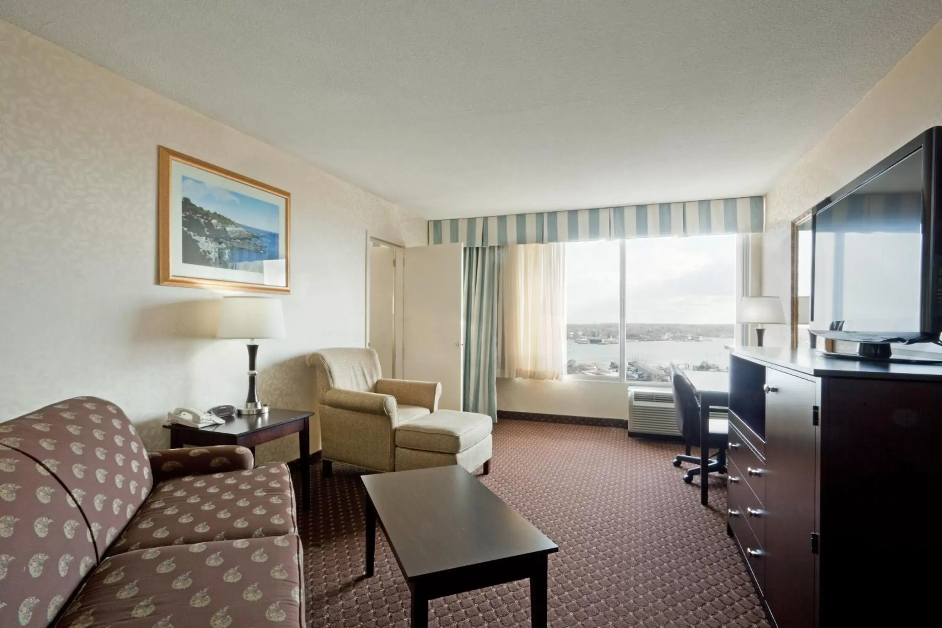 Photo of the whole room, Seating Area in Holiday Inn Portland-By the Bay, an IHG Hotel