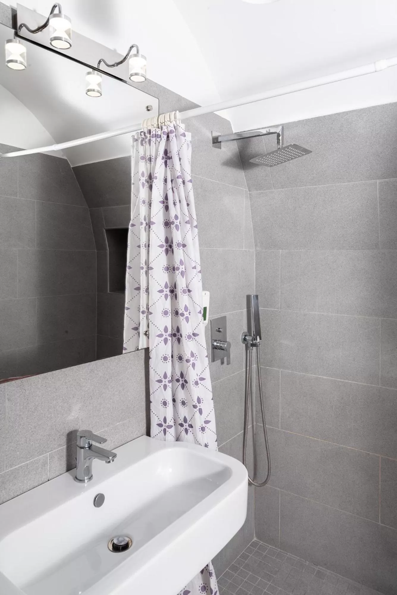 Shower in Petrucci Garden B&B