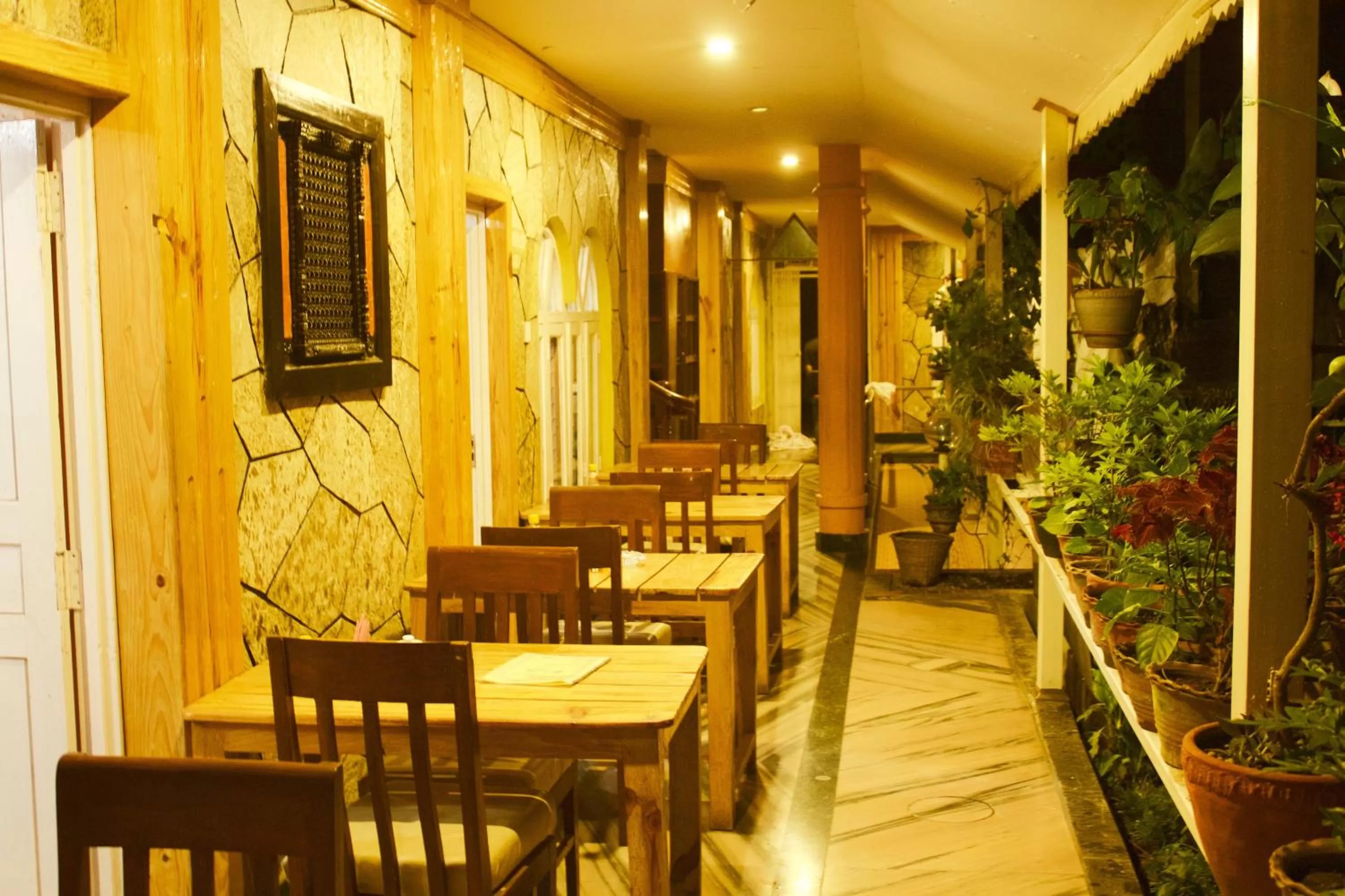 Restaurant/places to eat in Hotel Himalayan Inn