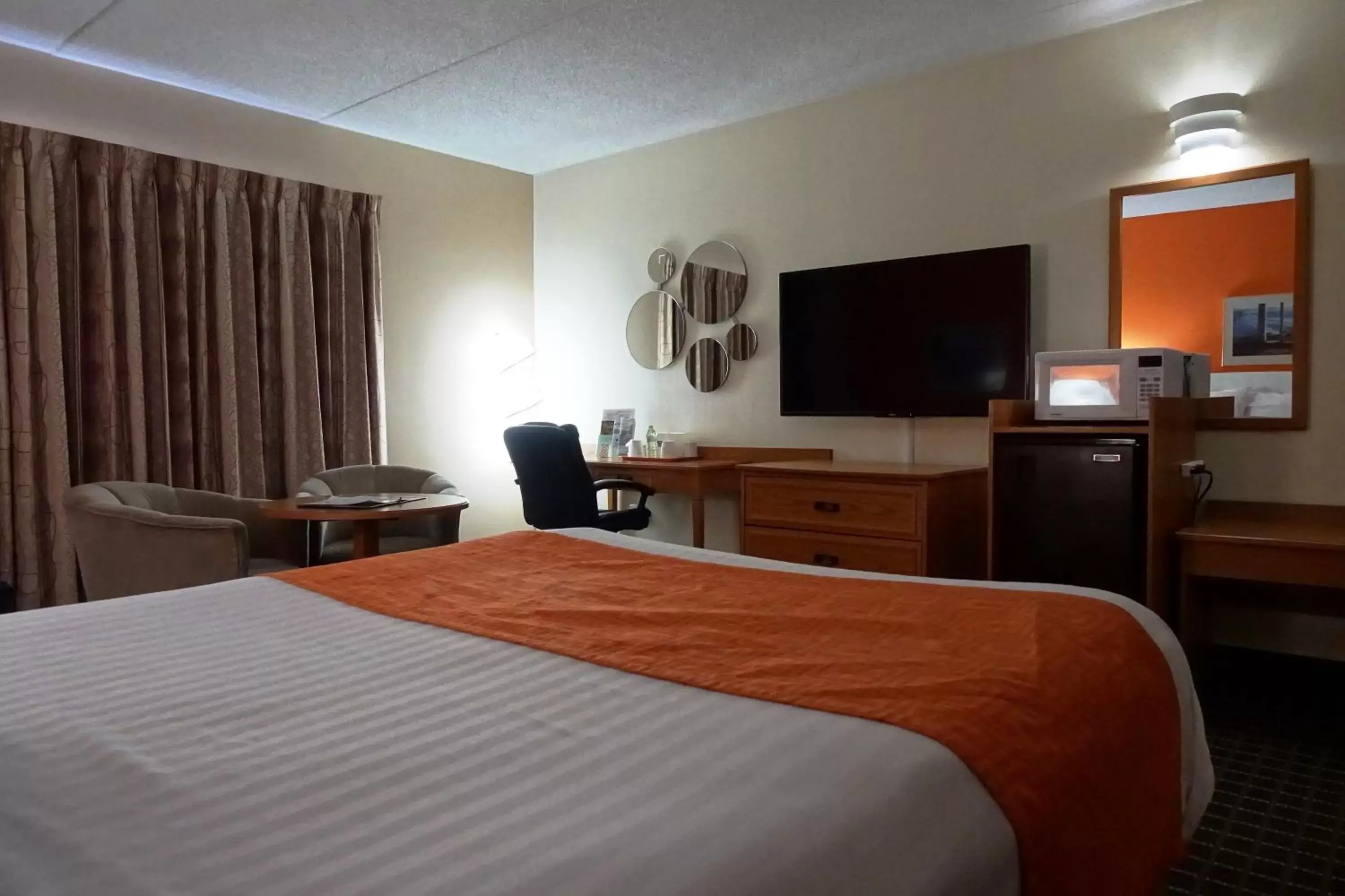 Photo of the whole room, Bed in Howard Johnson by Wyndham Tillsonburg