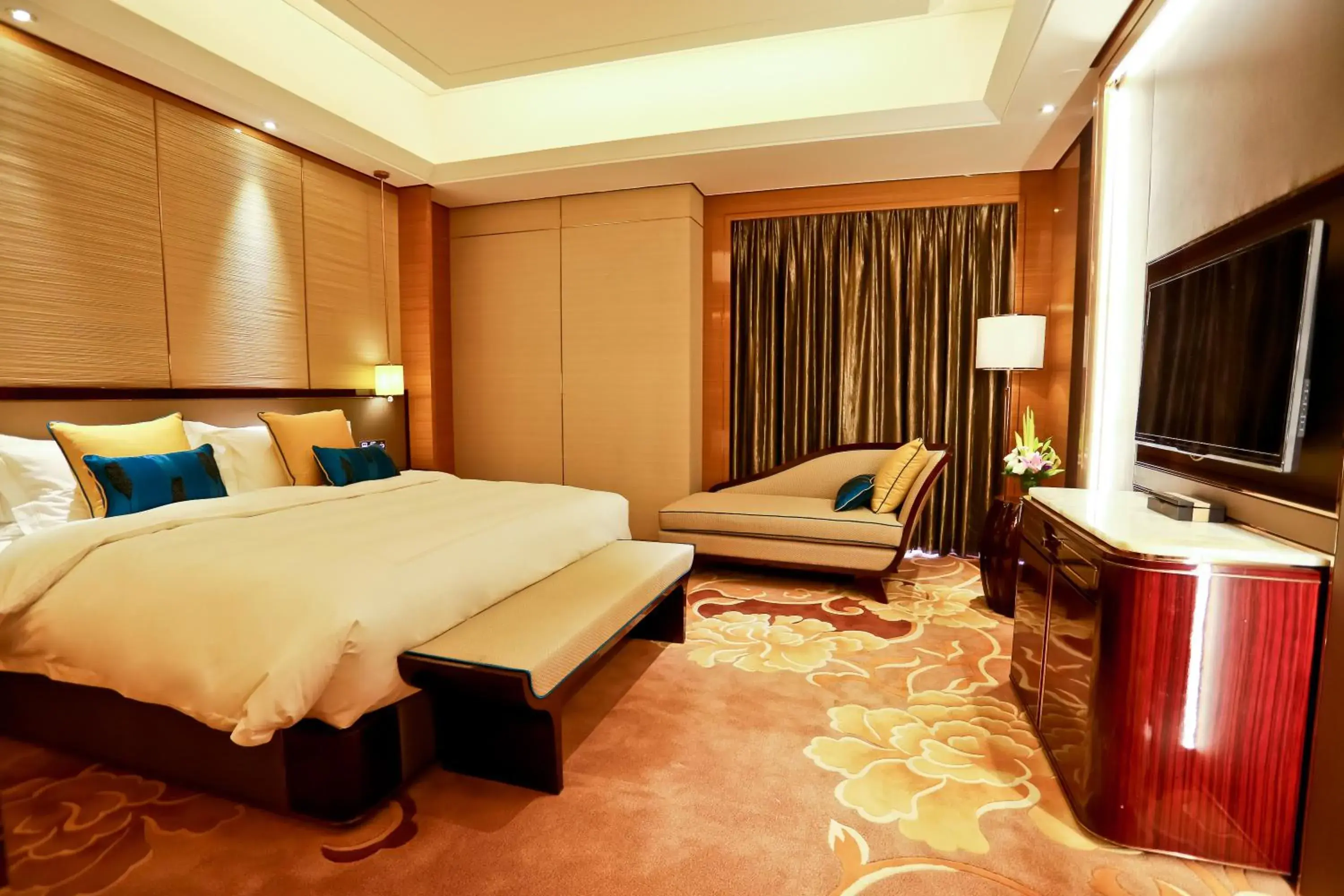 Photo of the whole room, Bed in Jin Jiang International Hotel Urumqi