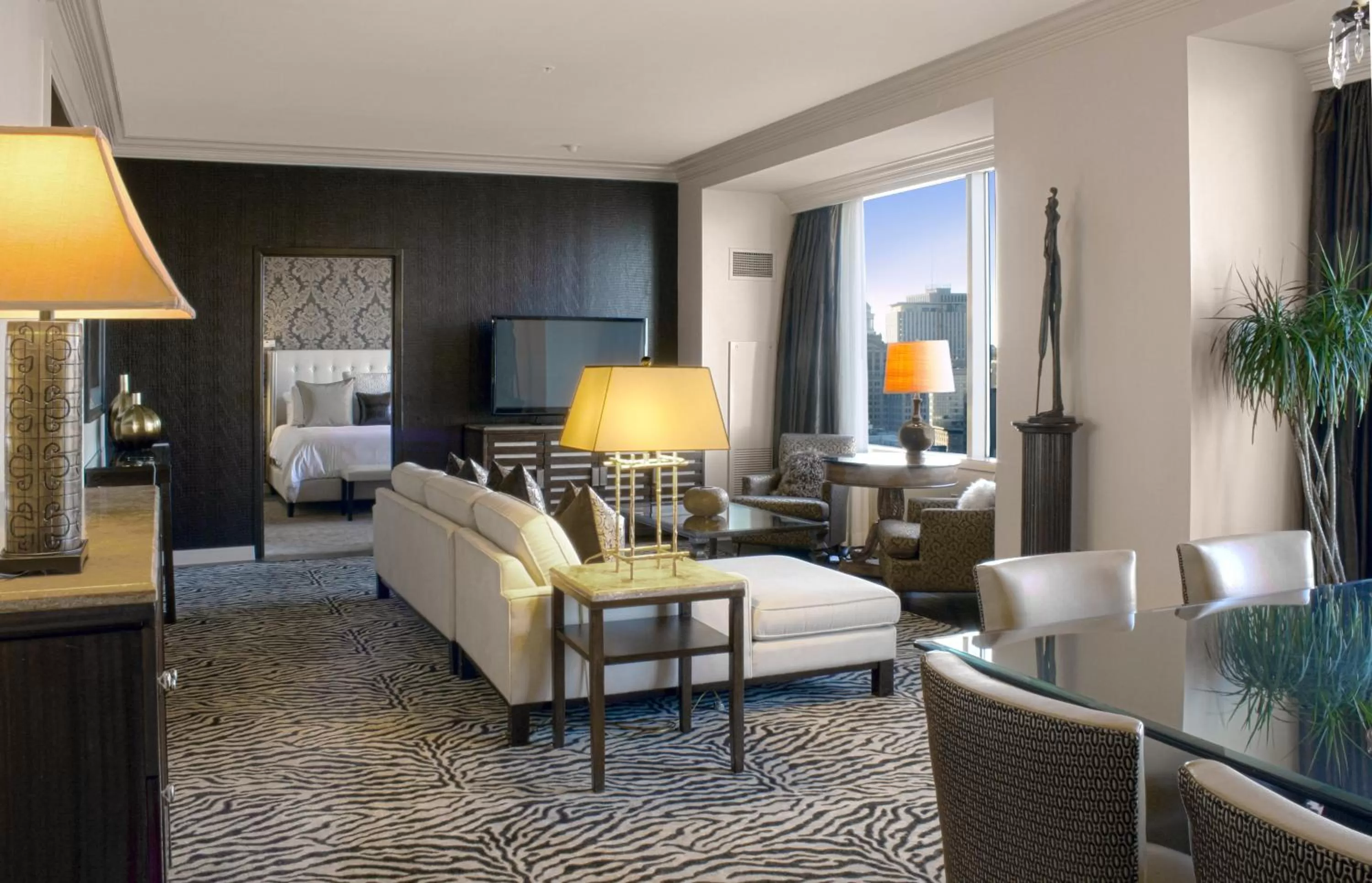 Photo of the whole room, Bed in Loews New Orleans Hotel