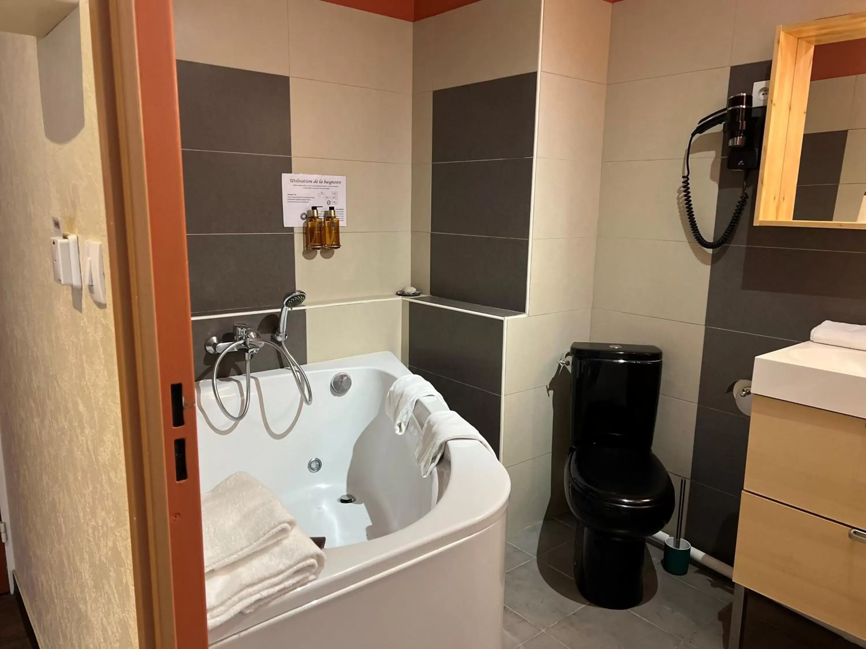 Bath, Bathroom in Logis Hotel Center