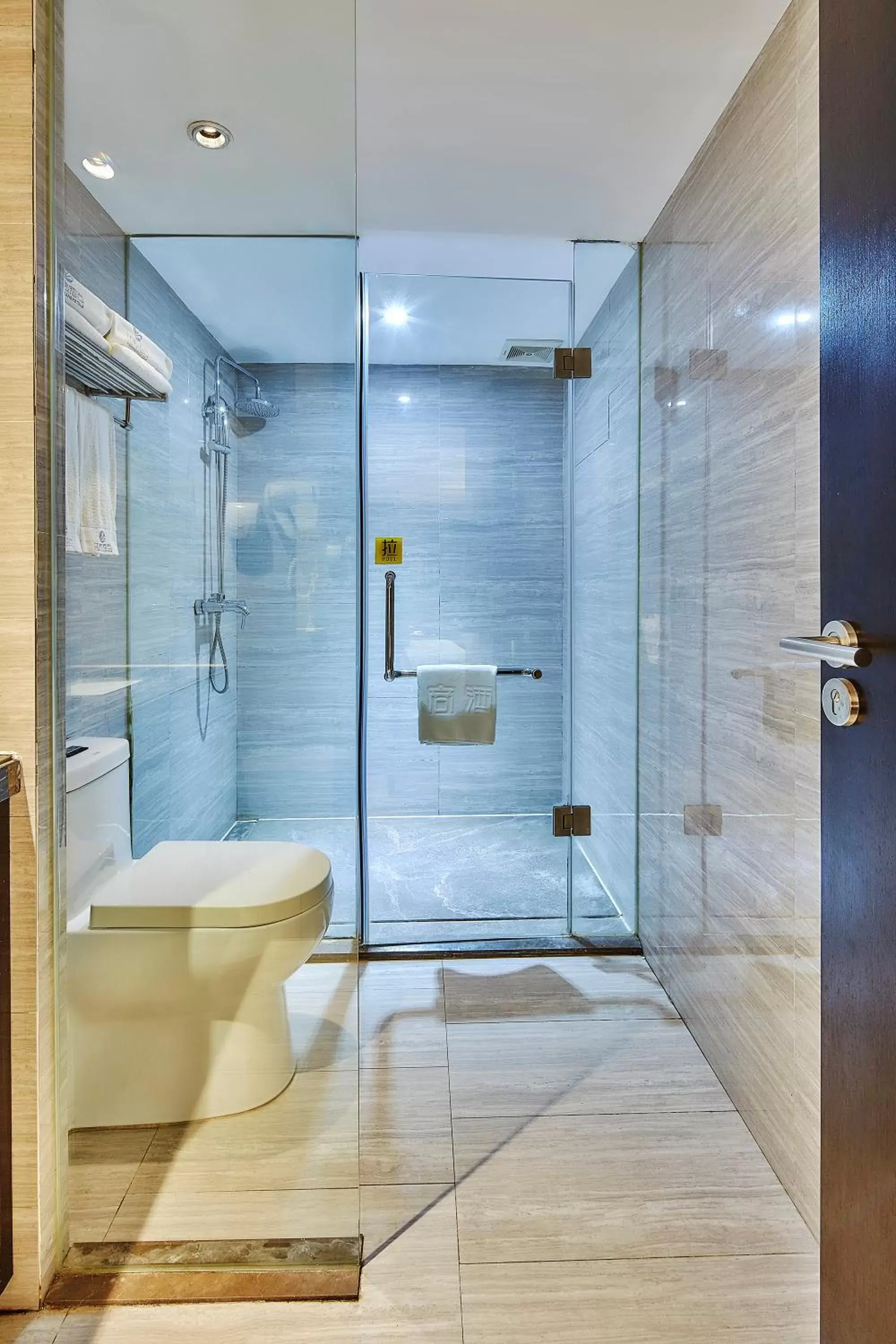 Bathroom in Insail Hotels ( Huanshi Road Taojin Metro Station Guangzhou)