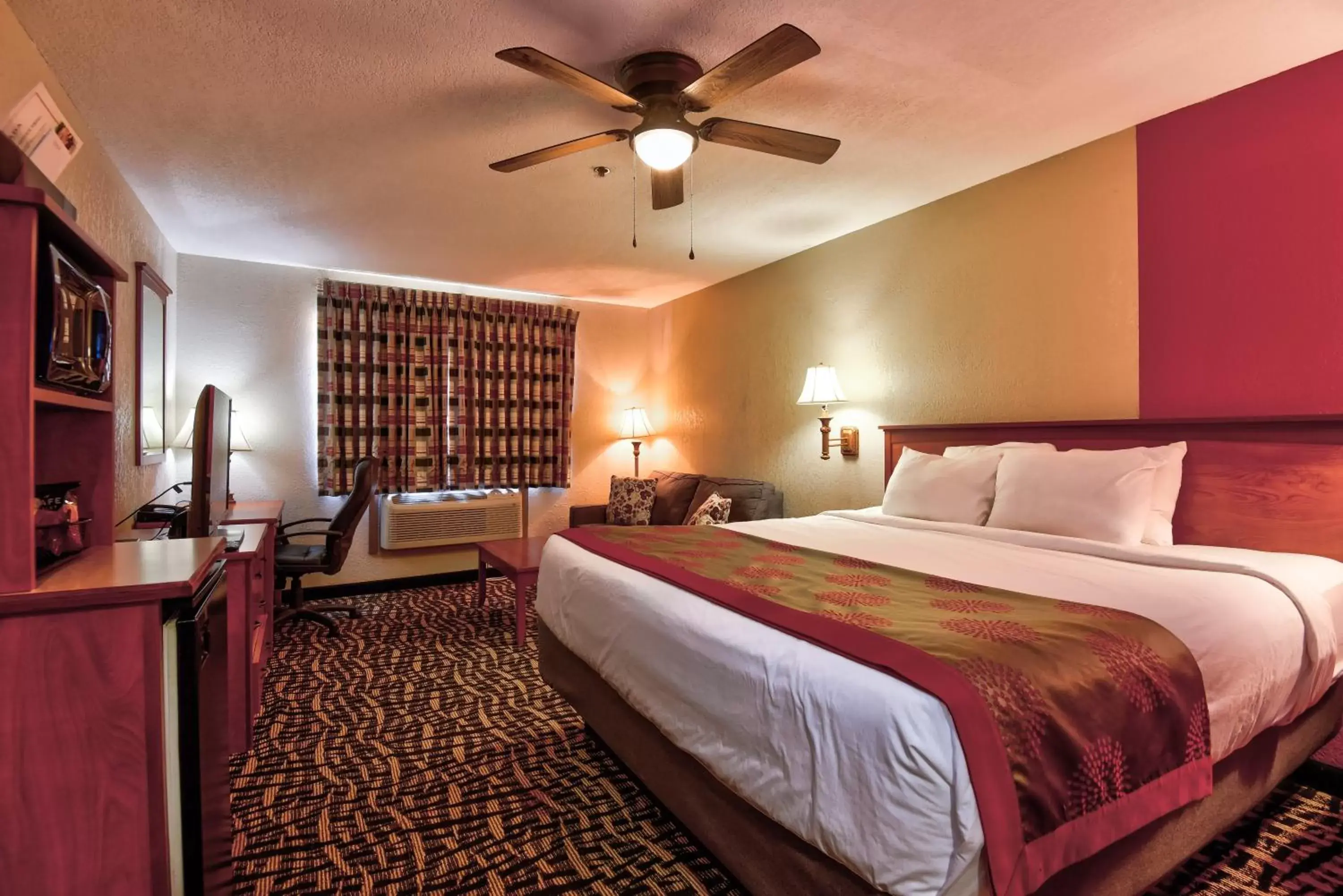 Guests, Bed in Ramada by Wyndham Oklahoma City Airport North
