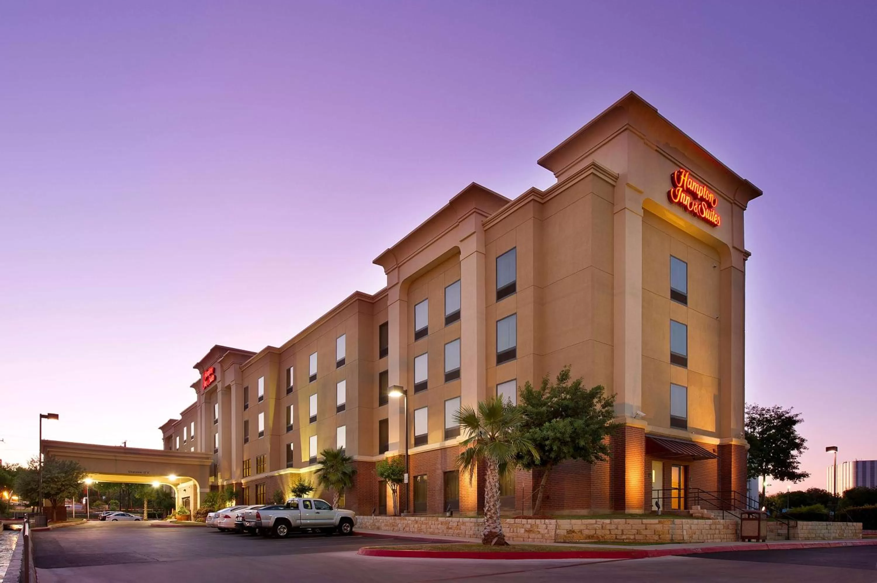 Property building in Hampton Inn and Suites San Antonio Airport