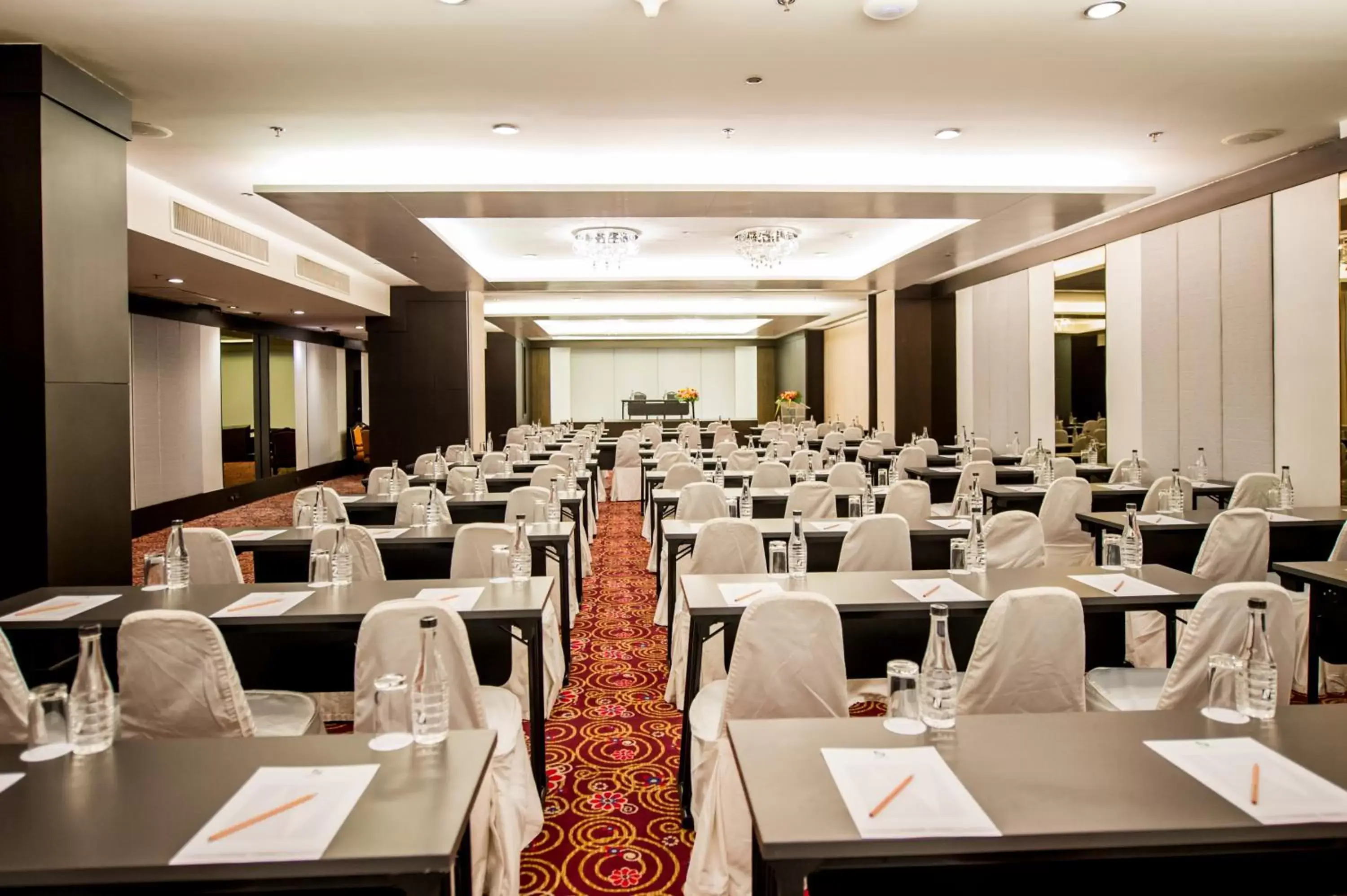 Business facilities in Nouvo City Hotel